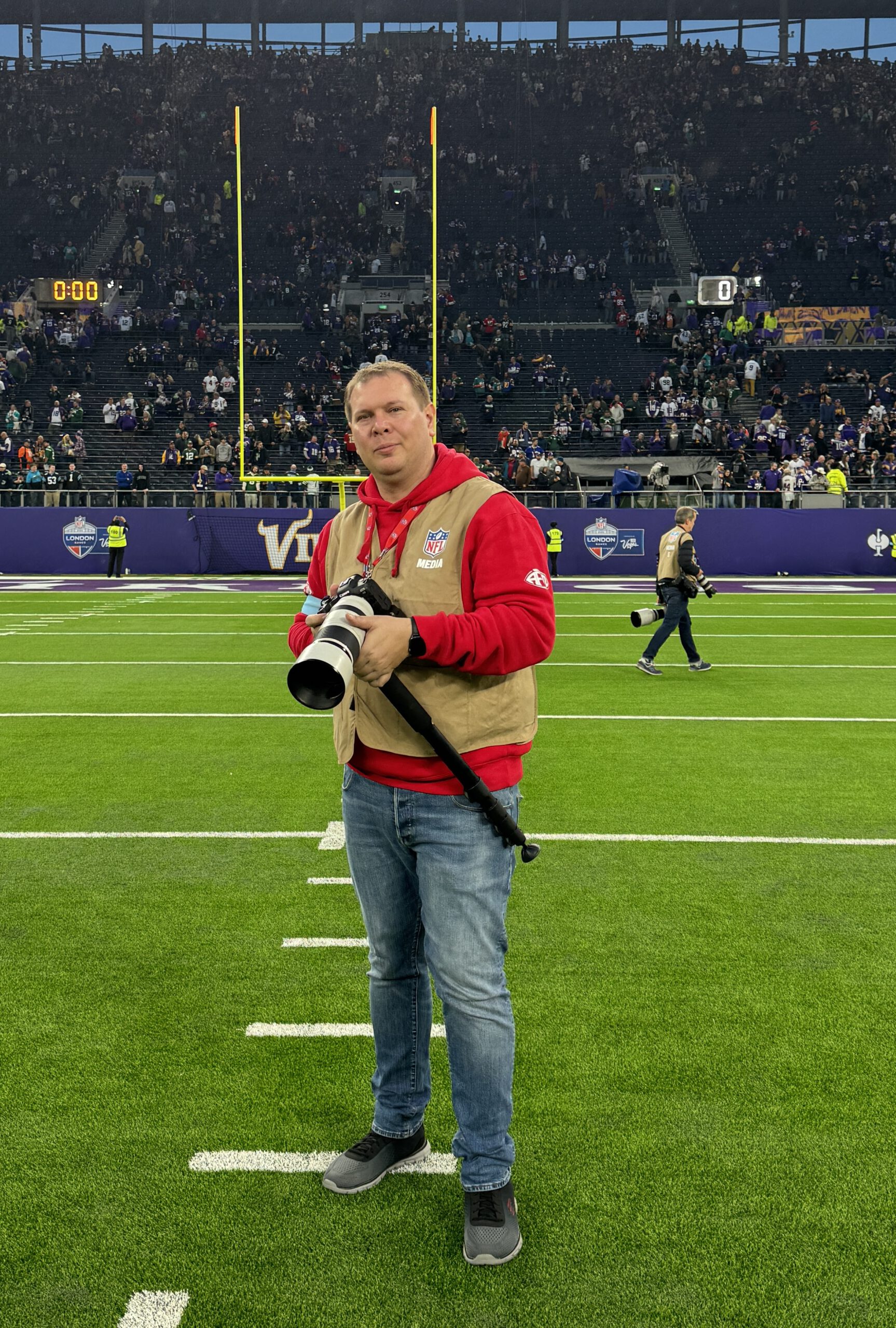 Chris Mettken, Sportfotograf mit Kamera am NFL-Spielfeldrand