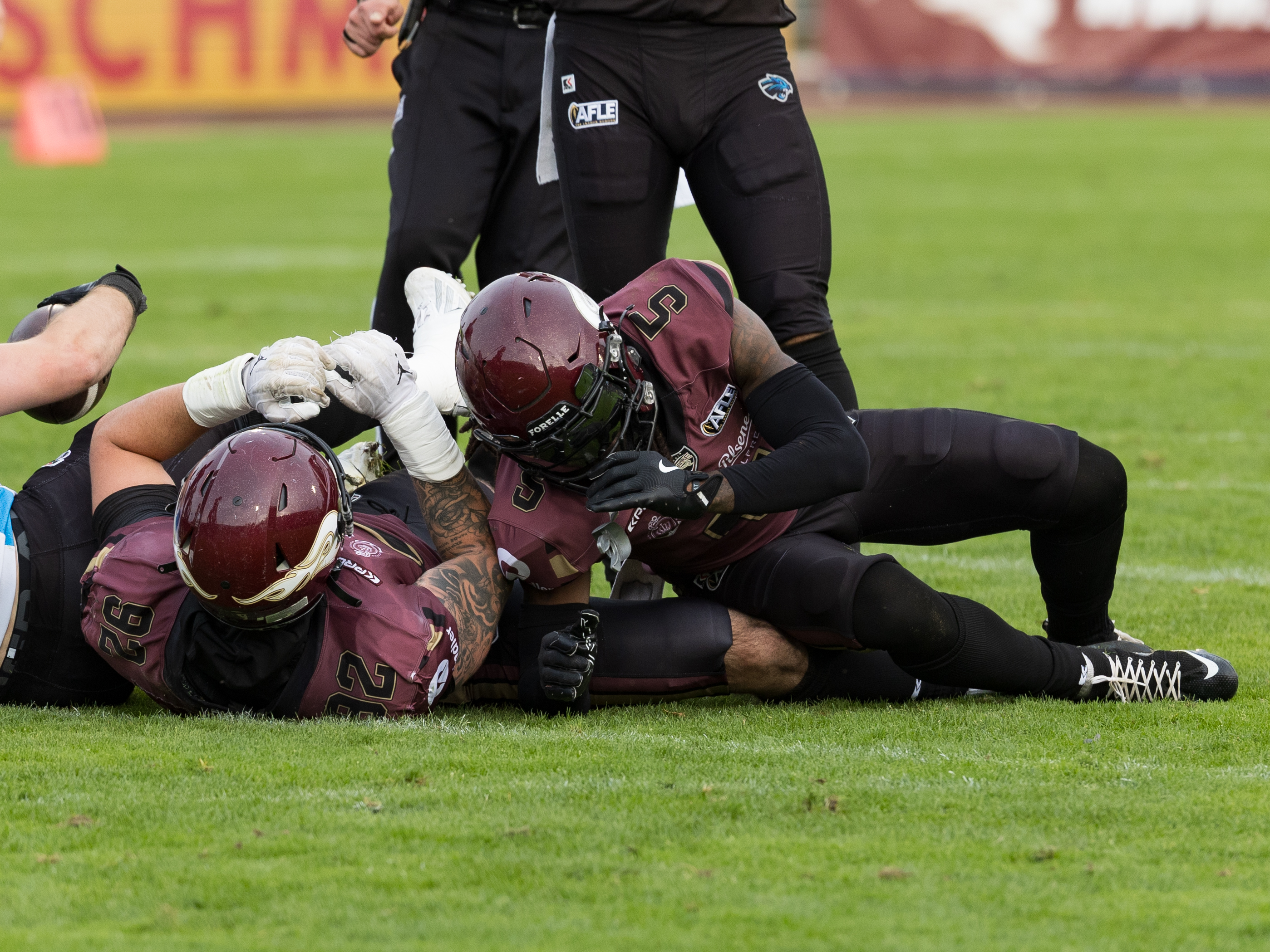 #5 Nazir Streater (Strong Saftey) – Rhein Fire and #92 Diego Paz González (Defensive End) – Rhein Fire tackle #22 Marvellous Imade (Running Back) – Rhein Fire
