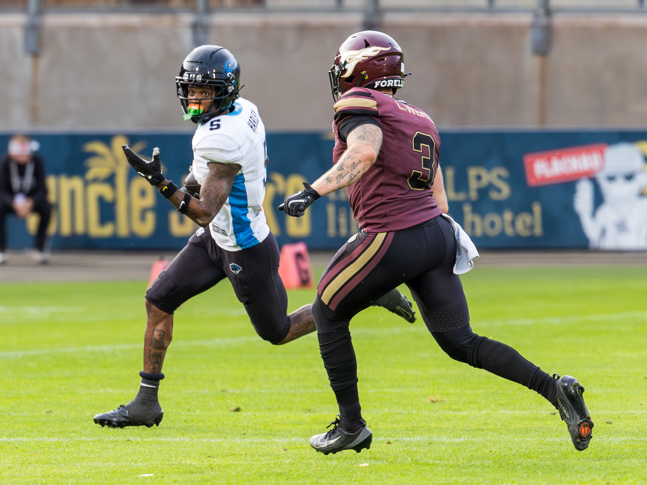 #3 Lennart Rebensburg Weitz (Linebacker) – Rhein Fire follow #5 Michael Harley Jr (Wide Receiver) – Panthers Wroclaw