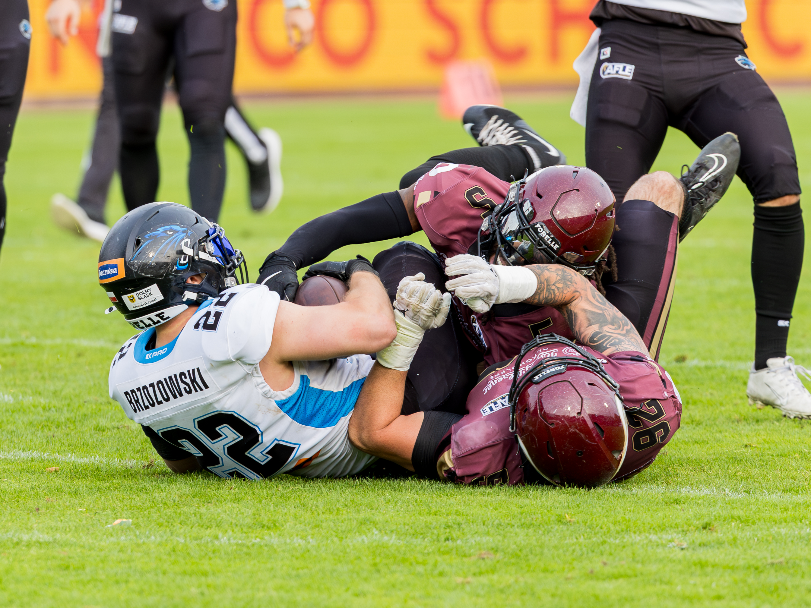#5 Nazir Streater (Strong Saftey) – Rhein Fire and #92 Diego Paz González (Defensive End) – Rhein Fire tackle #22 Dawid Brzozowski (Running Back) – Panthers Wroclaw