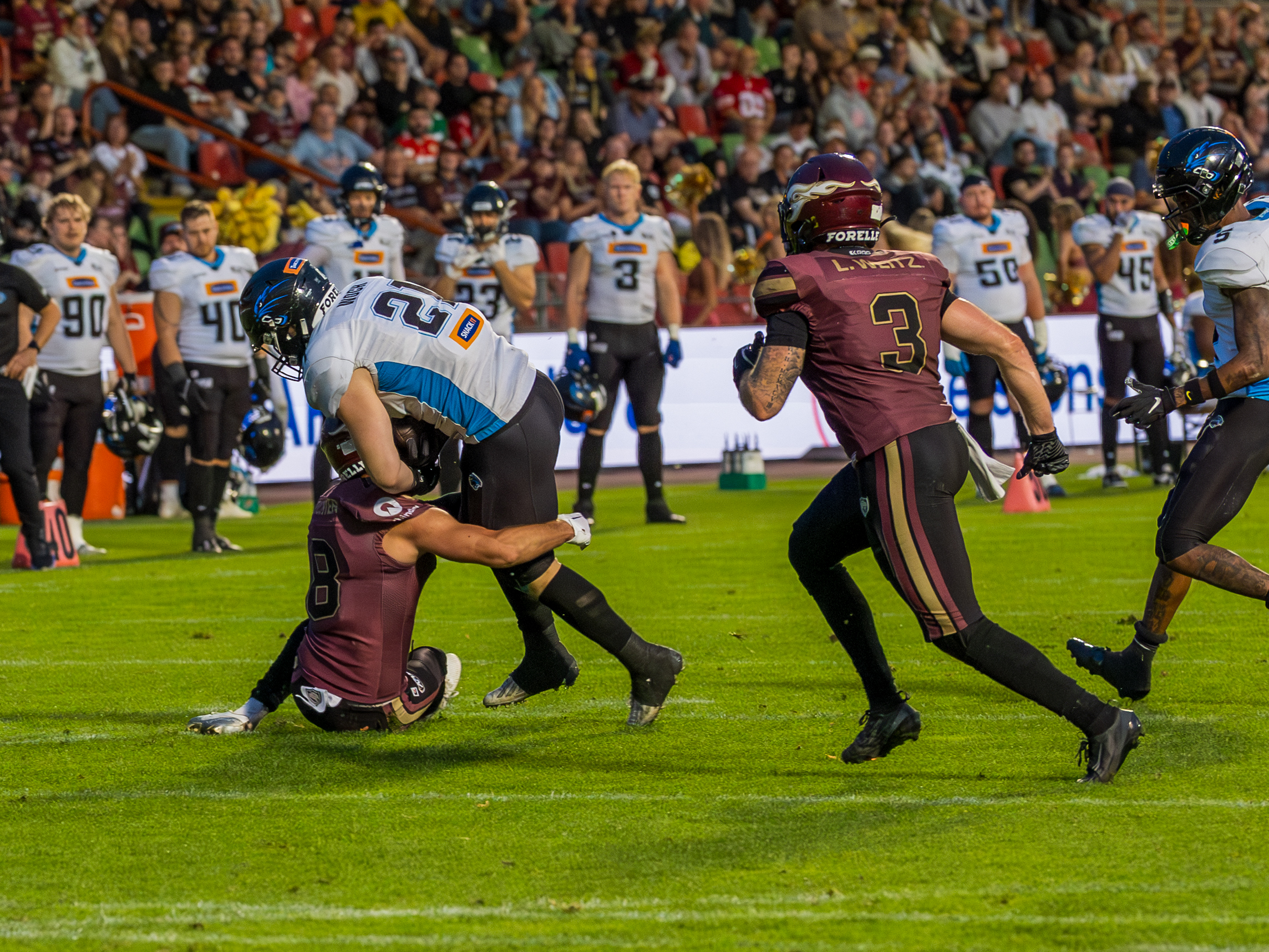 #8 Max Richter (Strong Saftey) – Rhein Fire tackle #21 Bartosz Woch (Running Back) – Panthers Wroclaw