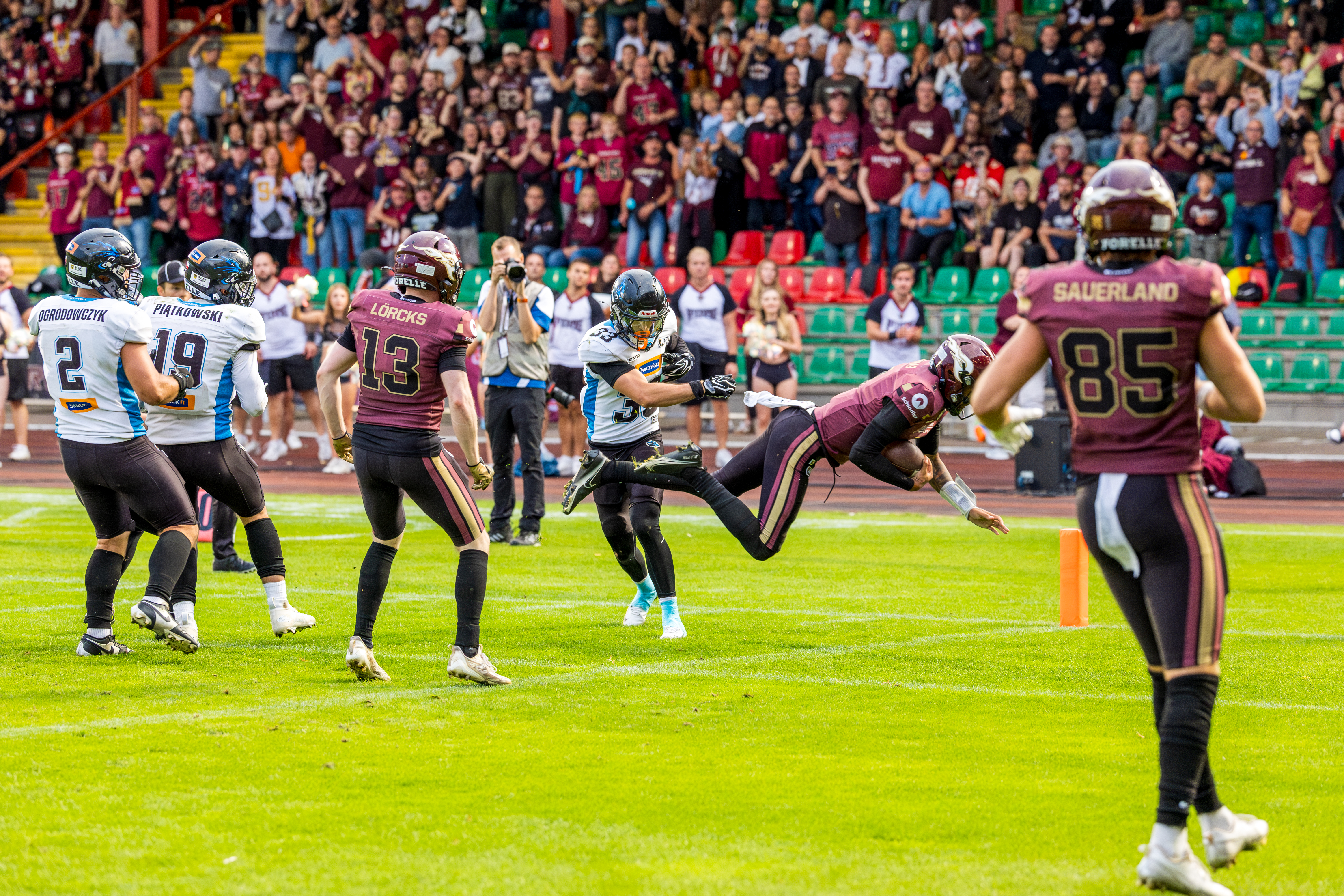 #1 Kenji Bahar (Quarterback) – Rhein Fire jump in the endzone.