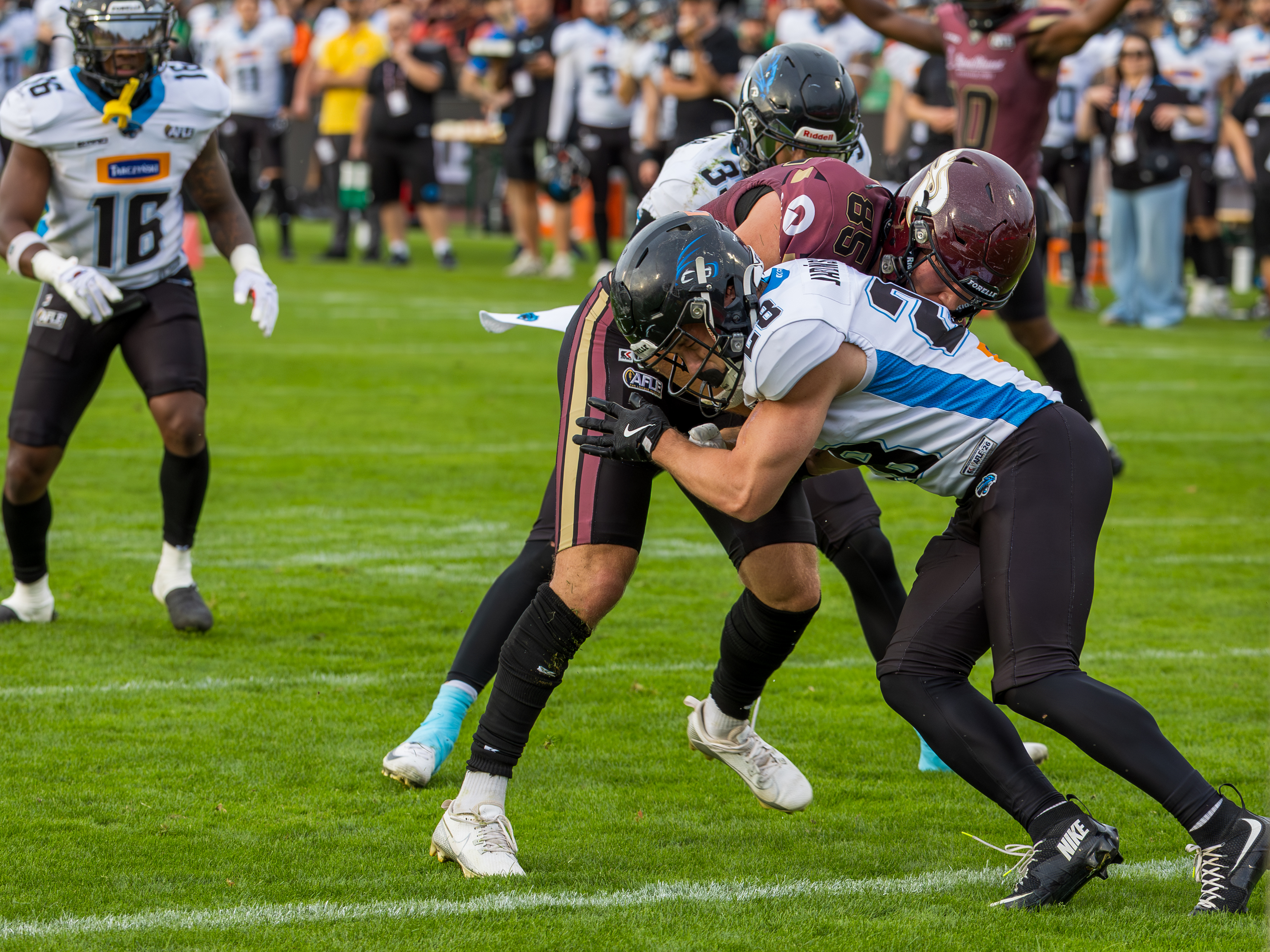 #28 Maciej Jabłoński (Cornerback) – Panthers Wroclaw tackle #85 Tim Sauerland (Tight End) – Rhein Fire