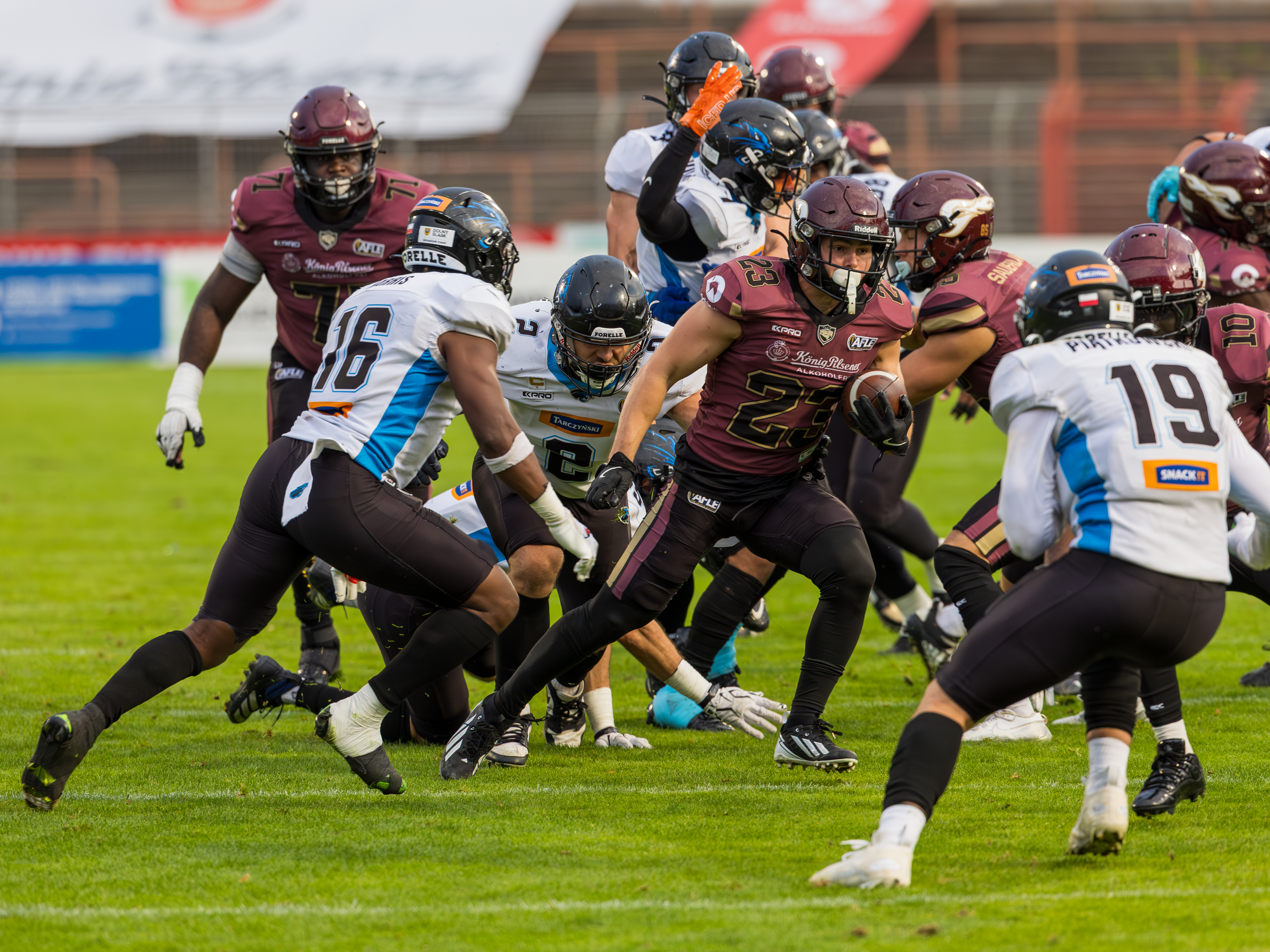 #23 Sergej Kendus (Running Back) – Rhein Fire run with the ball. #16 Jakeen Eugene Harris (Strong Safety) – Panthers Wroclaw run to the ball