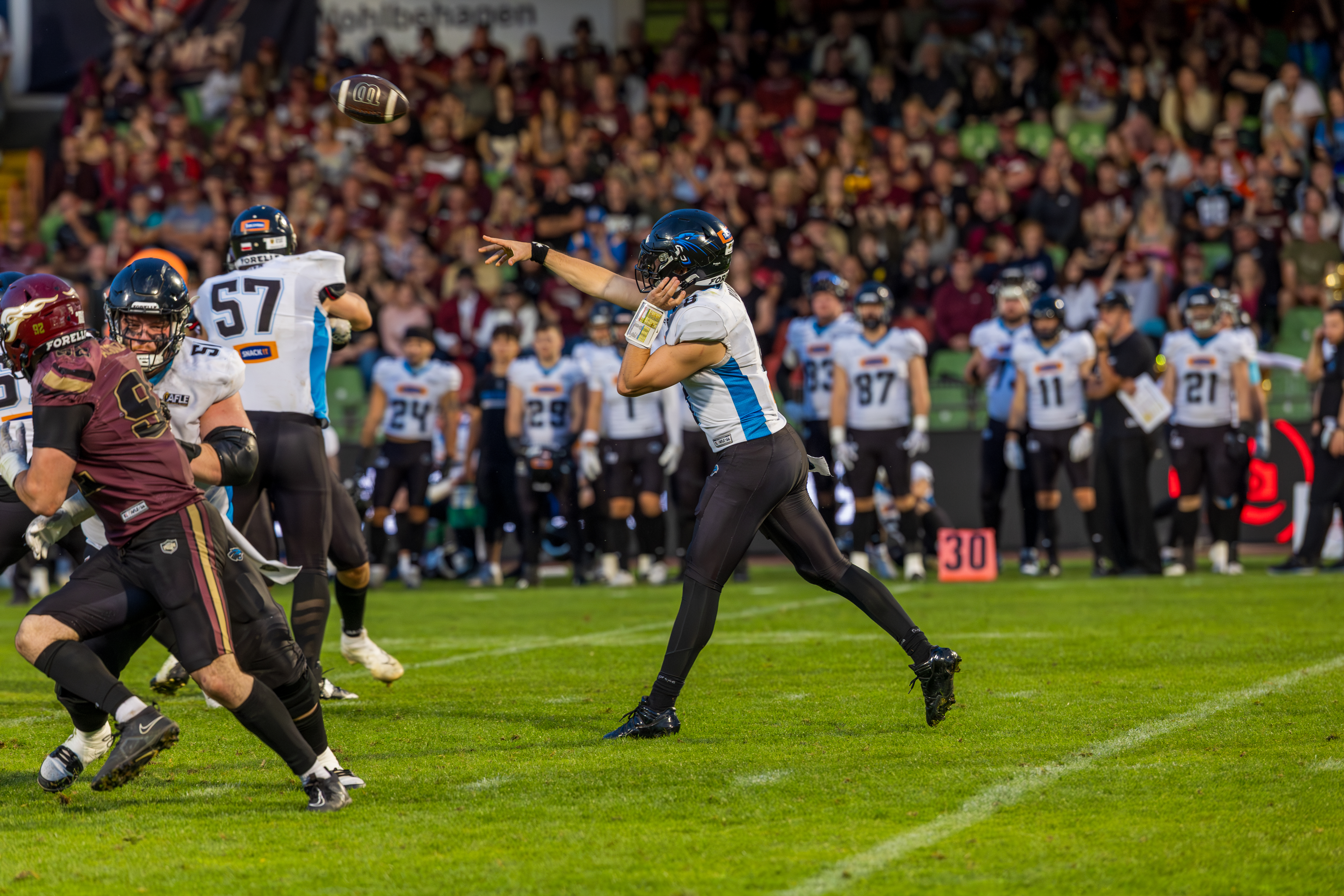 #8 Jameson Wang (Quarterback) – Panthers Wroclaw pass the ball