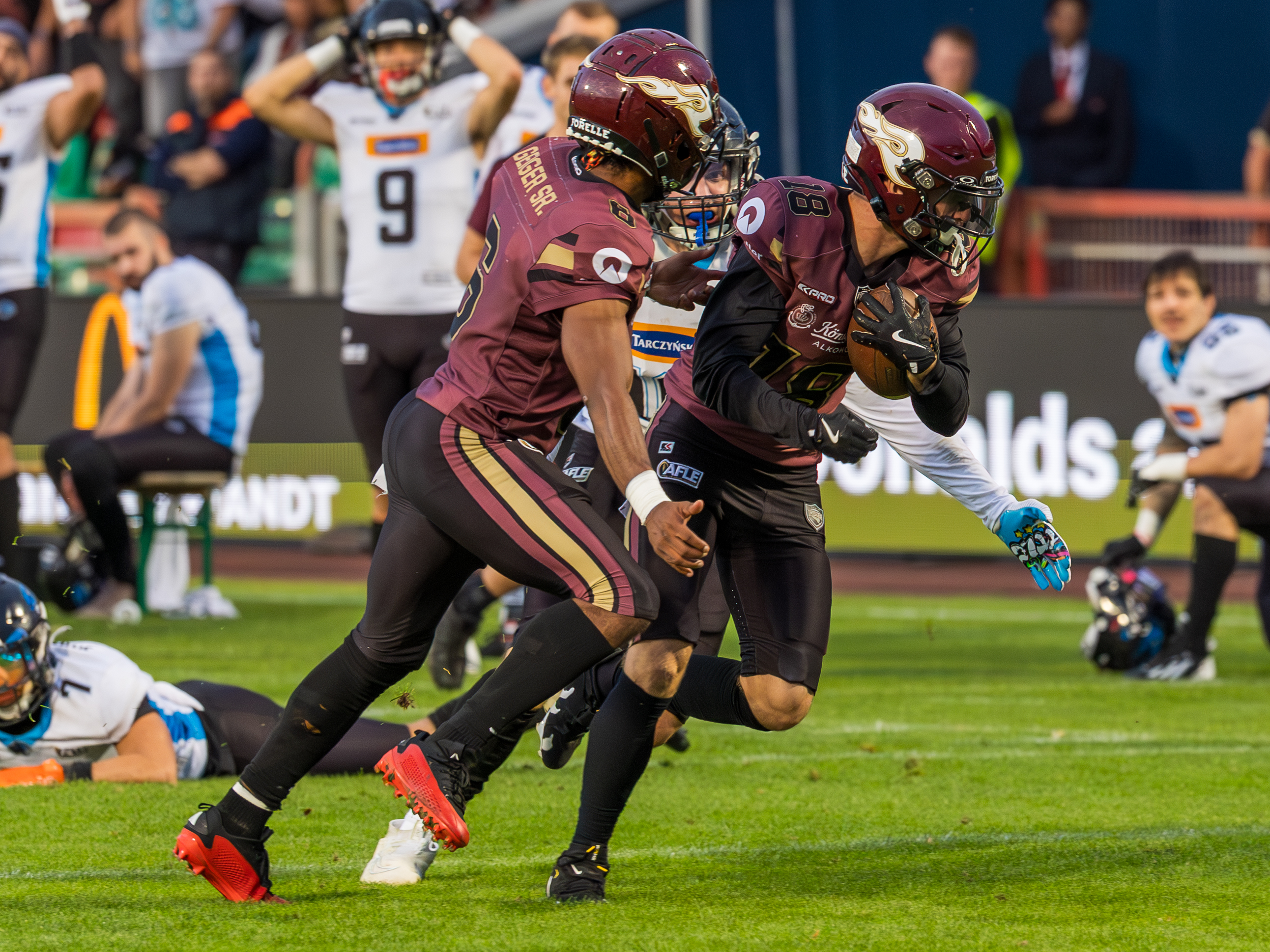 #18 Justin Schlesinger (Wide Receiver) – Rhein Fire run with the ball. #6 Kaylon Geiger (Wide Receiver) – Rhein Fire protect him