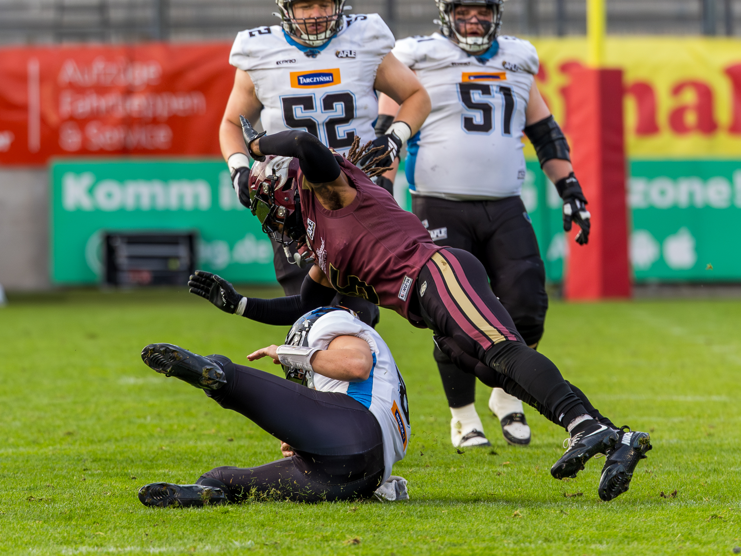 #5 Nazir Streater (Strong Saftey) – Rhein Fire tackle #8 Jameson Wang (Quarterback) – Panthers Wroclaw