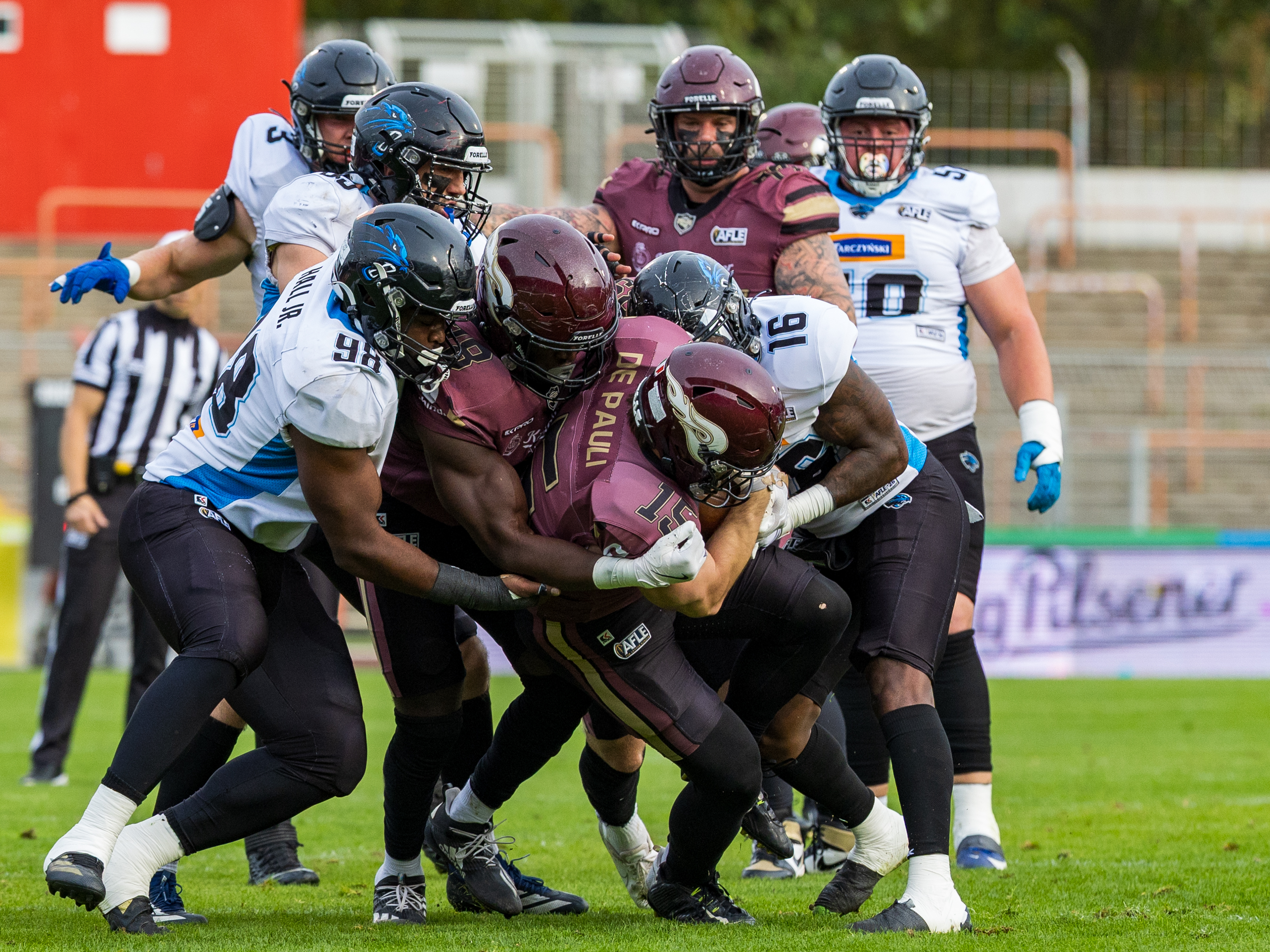 #15 Giacomo De Pauli (Running Back) – Rhein Fire run. With the ball