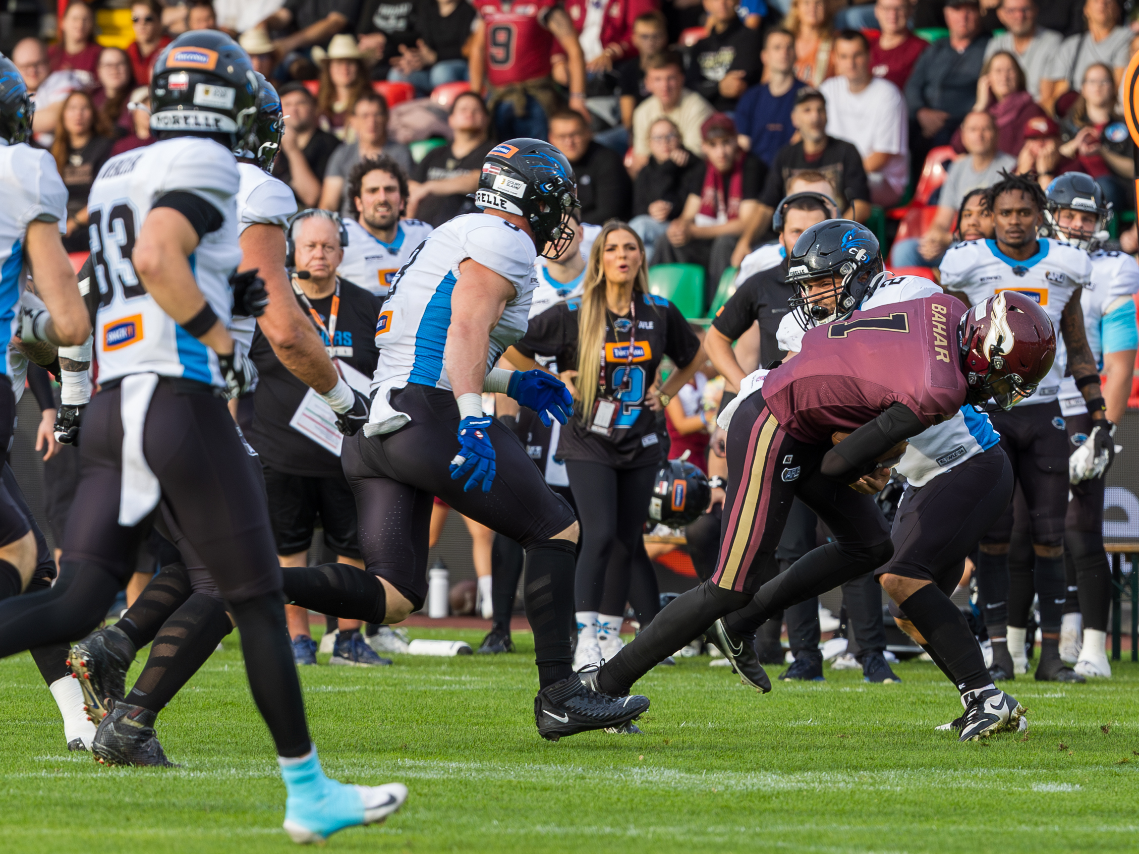#1 Kenji Bahar (Quarterback) – Rhein Fire run with the ball.