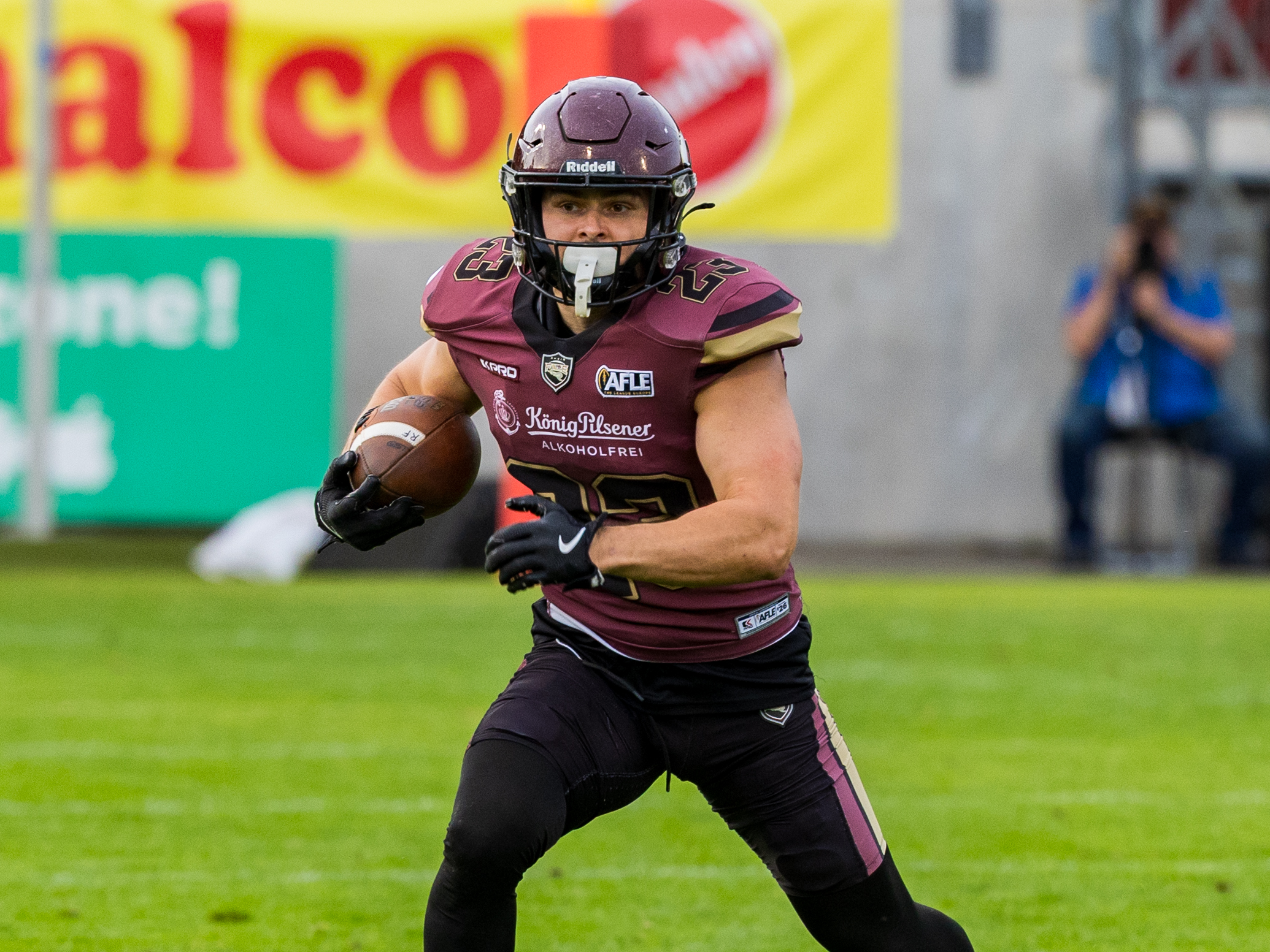 #23 Sergej Kendus (Running Back) – Rhein Fire run with the ball