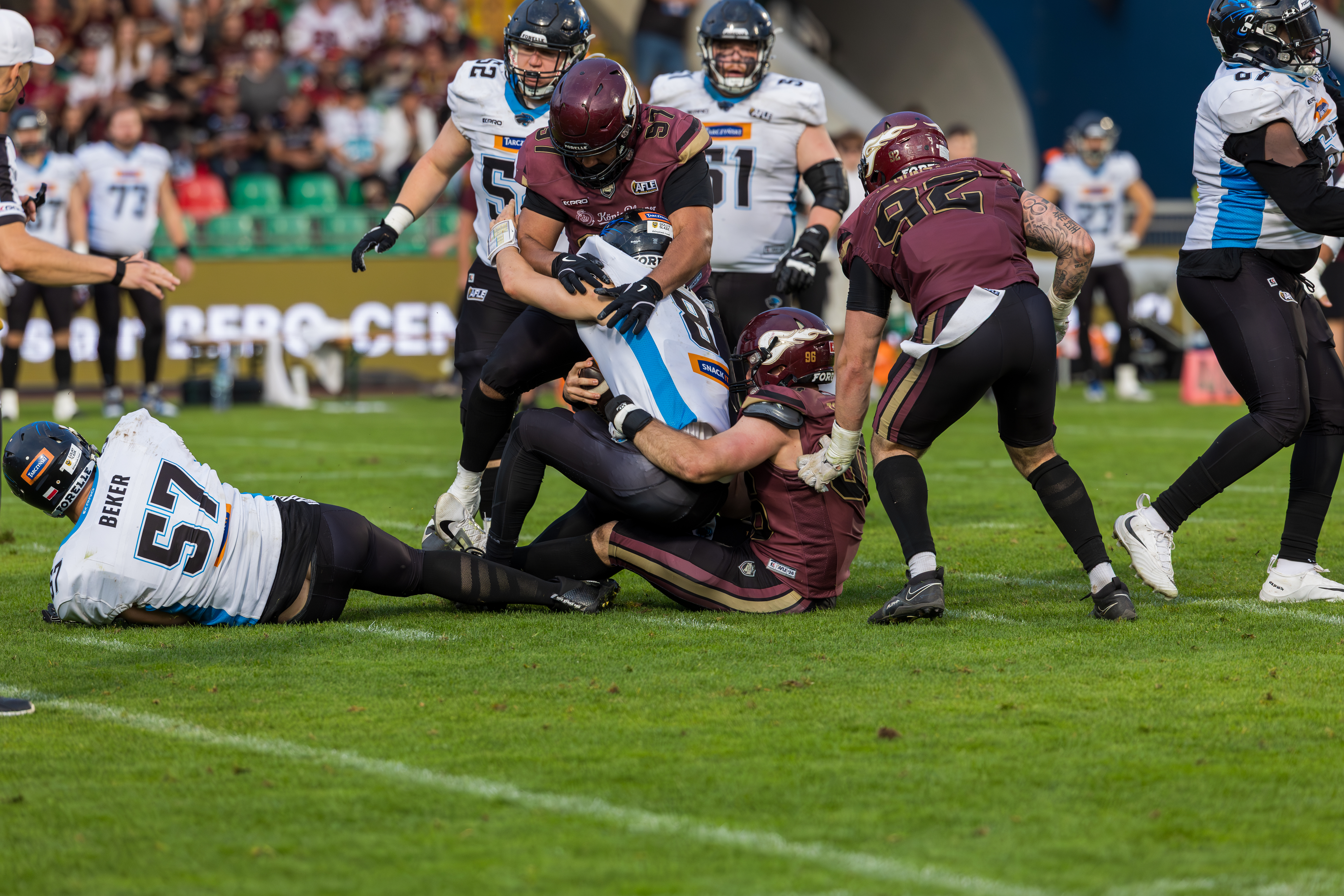 #97 Jason Chikere (Defensive Tackle) – Rhein Fire tackle #8 Jameson Wang (Quarterback) – Panthers Wroclaw