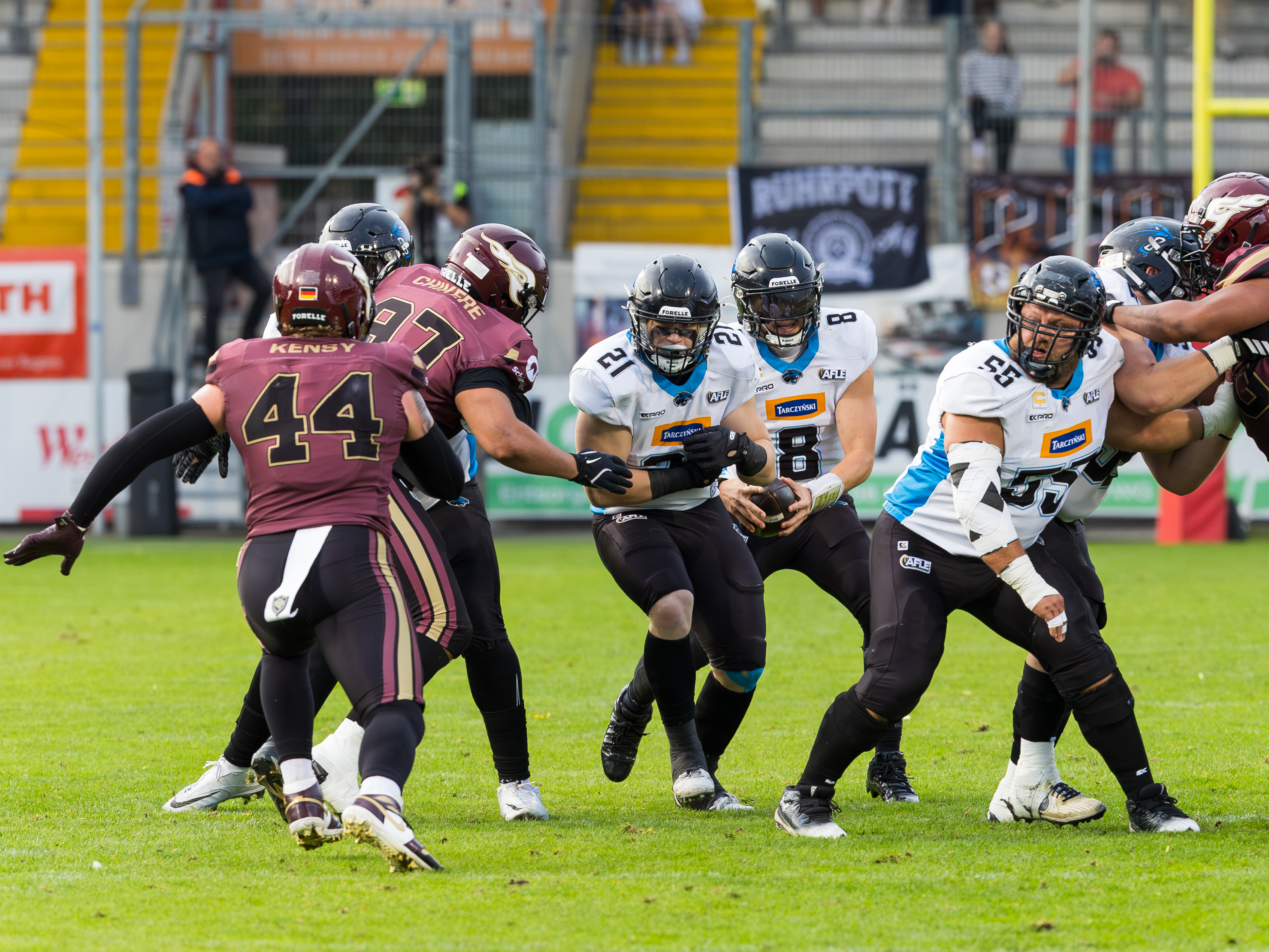 #97 Jason Chikere (Defensive Tackle) – Rhein Fire tackle #21 Bartosz Woch (Running Back) – Panthers Wroclaw