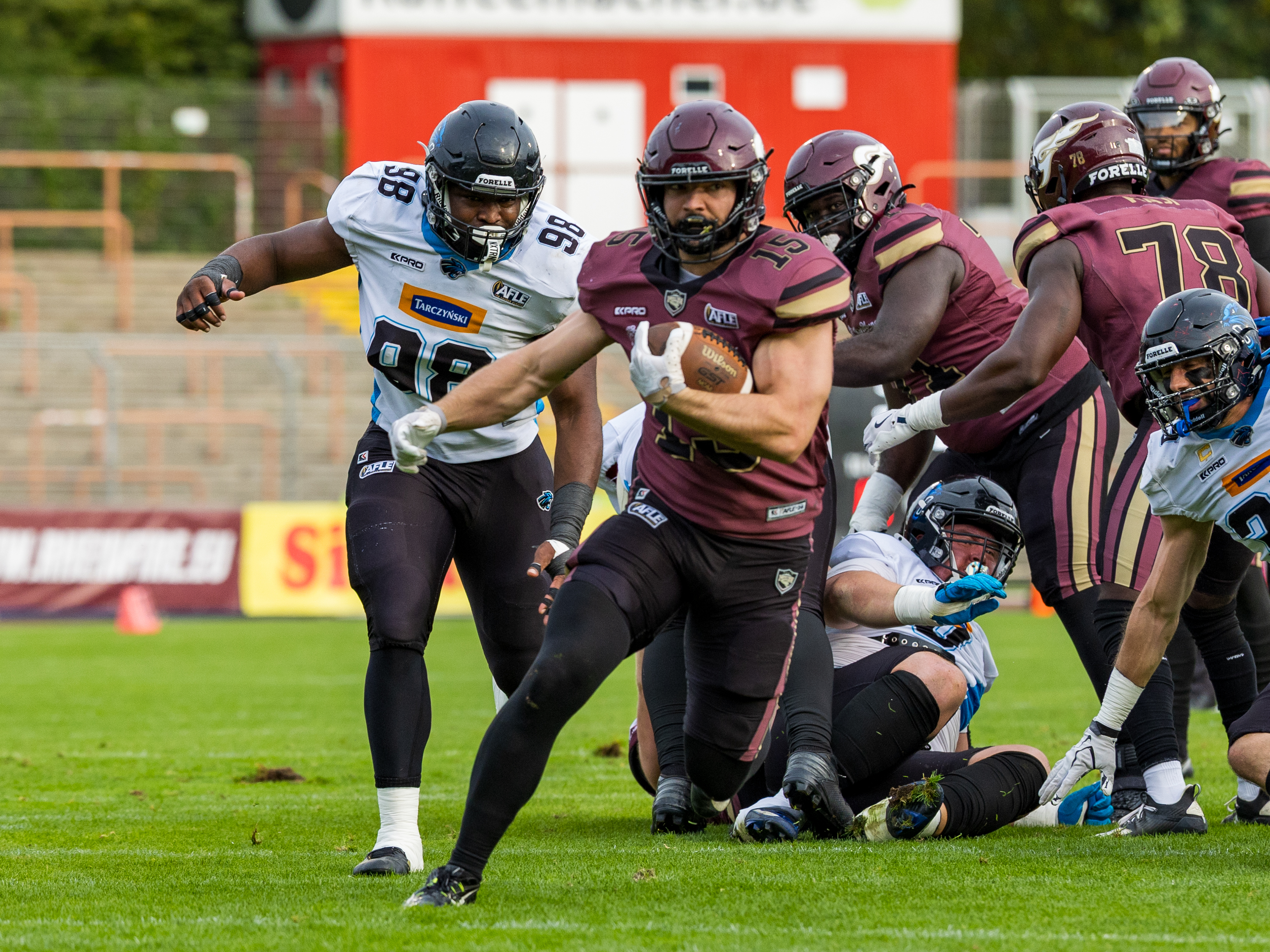 #15 Giacomo De Pauli (Running Back) – Rhein Fire run with the ball.