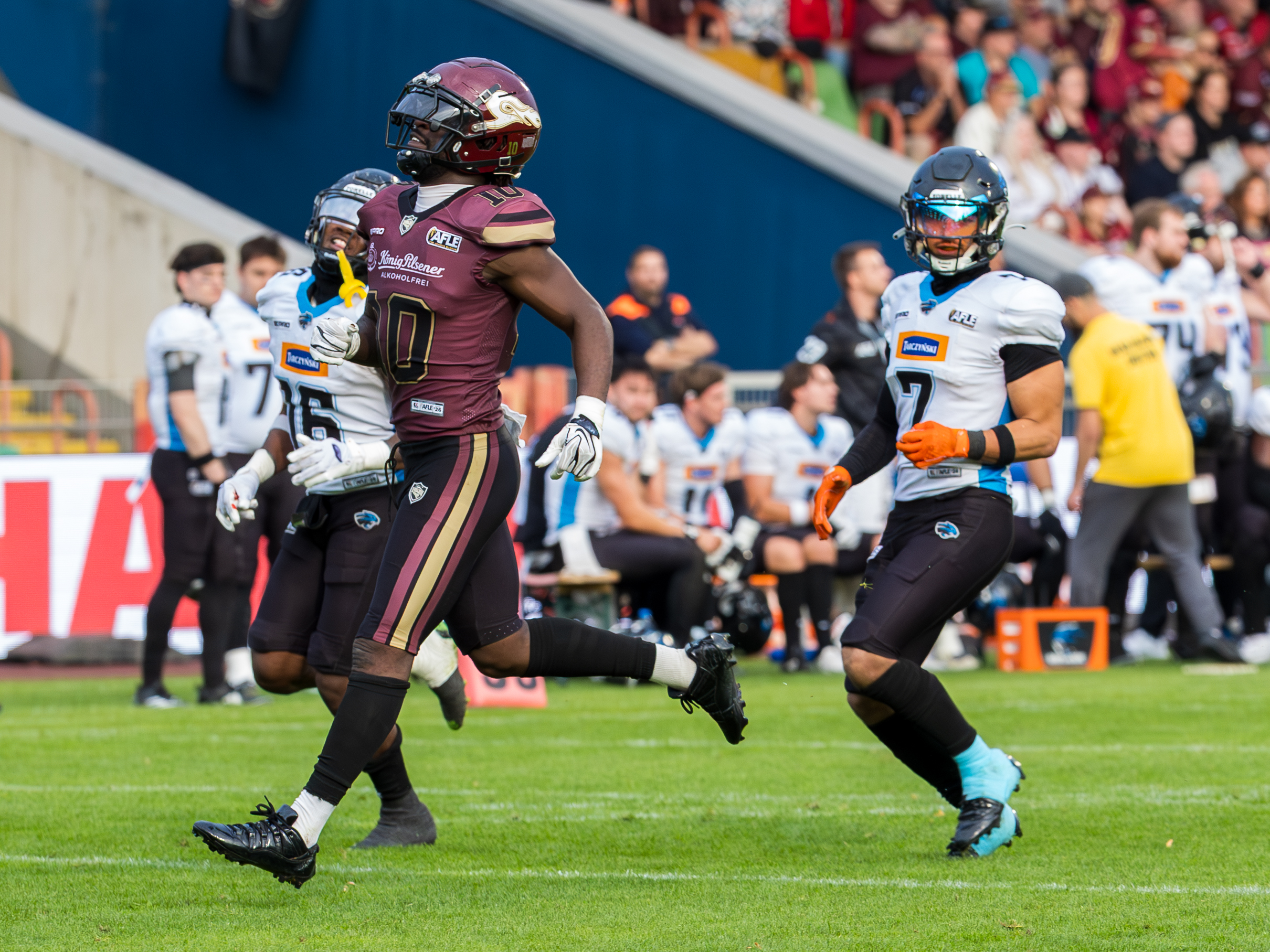 #10 Harlan Kwofie (Wide Receiver) – Rhein Fire no chance to catch the ball.