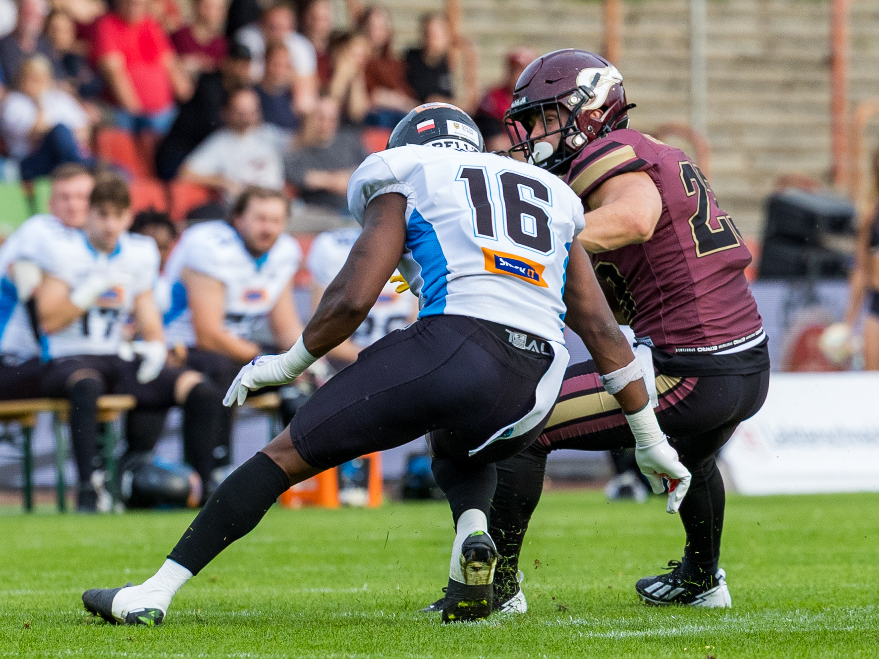 #16 Jakeen Eugene Harris (Strong Safety) – Panthers Wroclaw tackle #23 Sergej Kendus (Running Back) – Rhein Fire