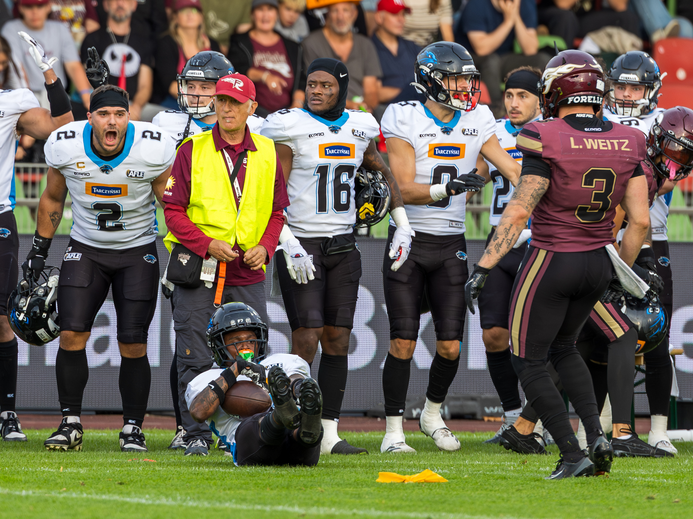 #5 Michael Harley Jr (Wide Receiver) – Panthers Wroclaw down. And a flag on the field.
