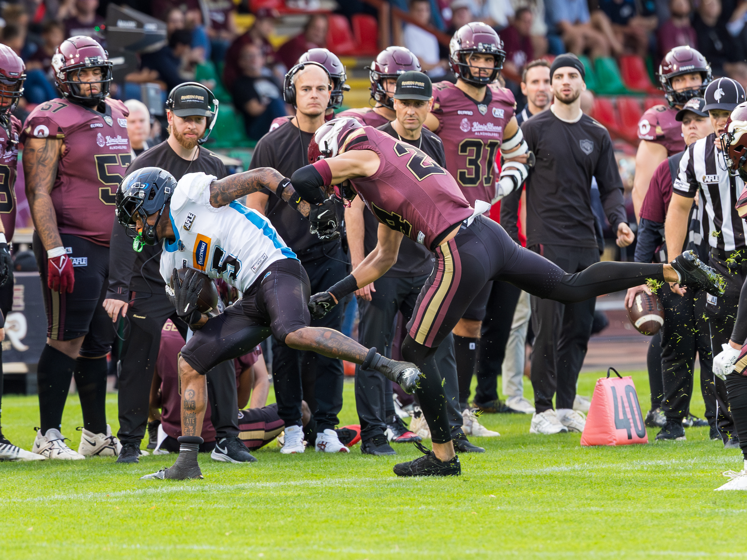 #24 Dereck Onyia (Defensive Back) – Rhein Fire push #5 Michael Harley Jr (Wide Receiver) – Panthers Wroclaw out the field