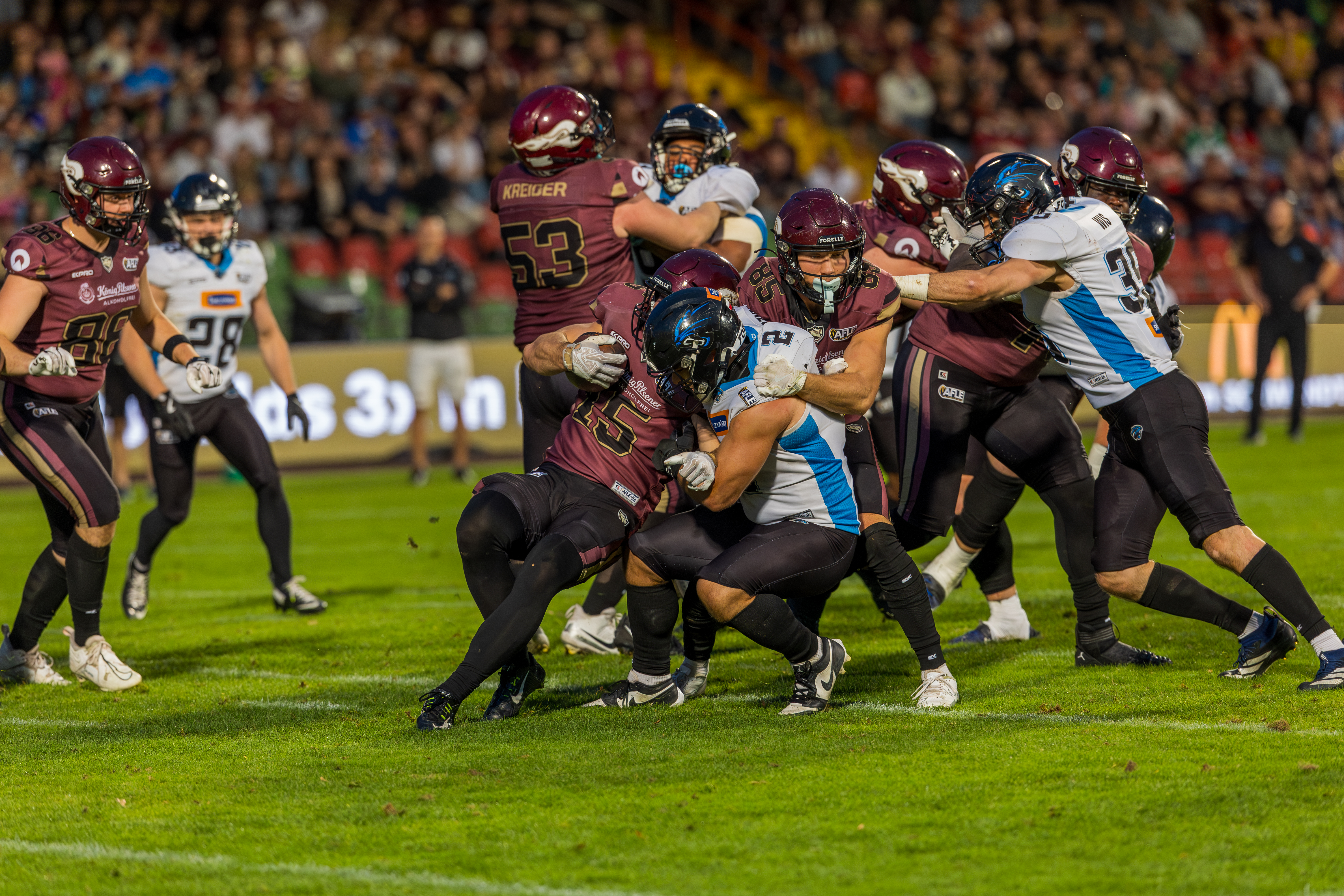 #2 Hubert Ogrodowczyk (Linebacker) – Panthers Wroclaw tackle #15 Giacomo De Pauli (Running Back) – Rhein Fire