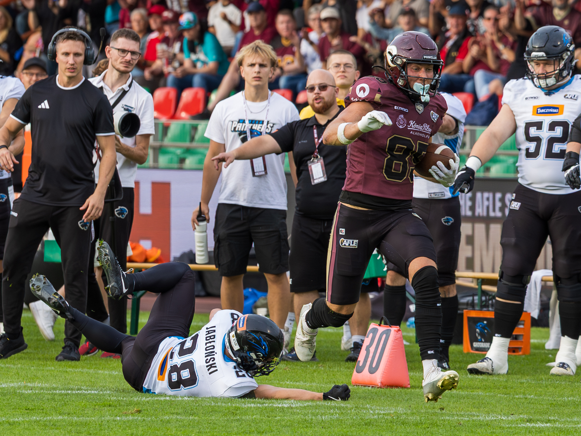 #28 Maciej Jabłoński (Cornerback) – Panthers Wroclaw no chance to takle #85 Tim Sauerland (Tight End) – Rhein Fire