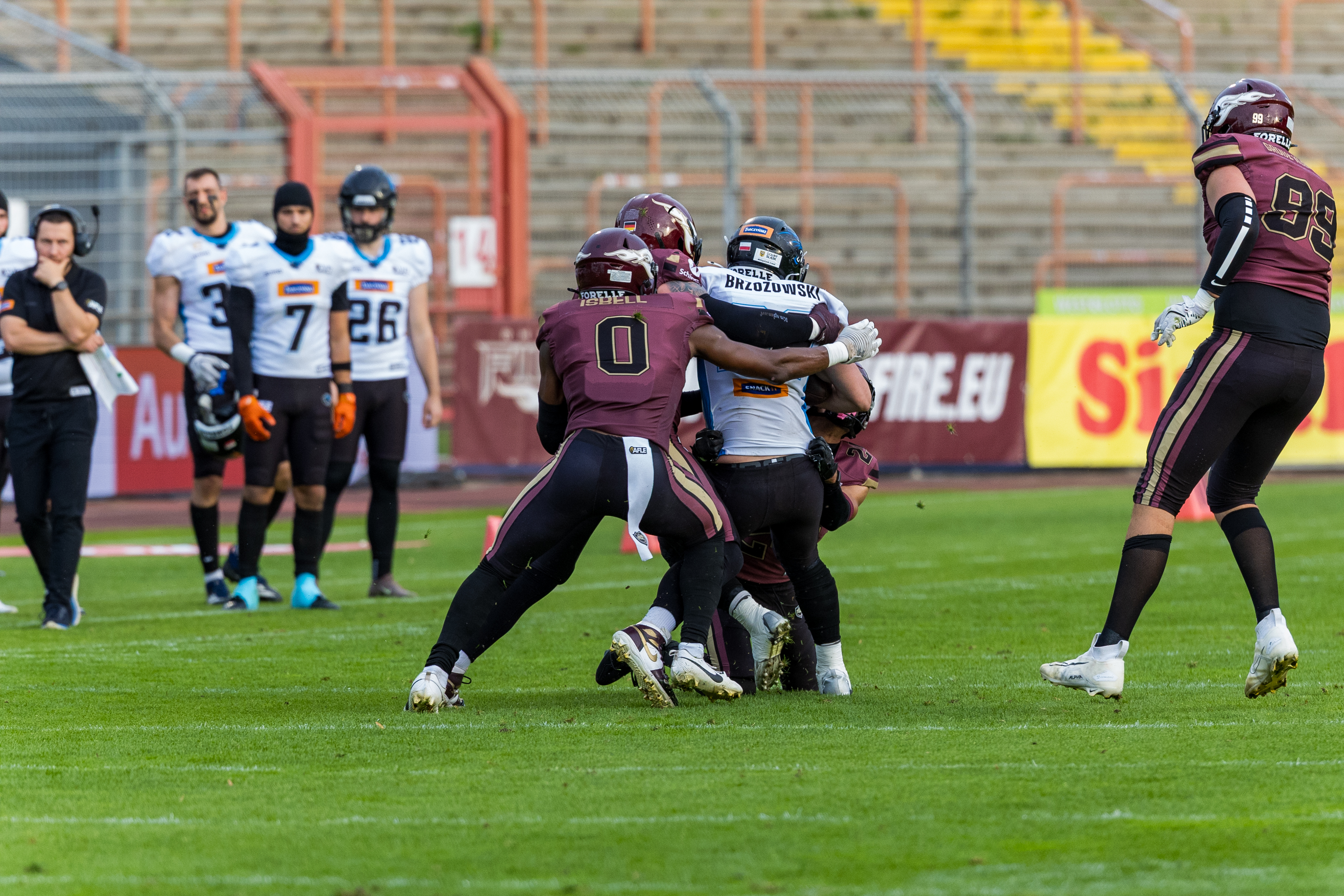 #0 Clayton Isbell (Free Saftey) – Rhein Fire tackle #22 Dawid Brzozowski (Running Back) – Panthers Wroclaw