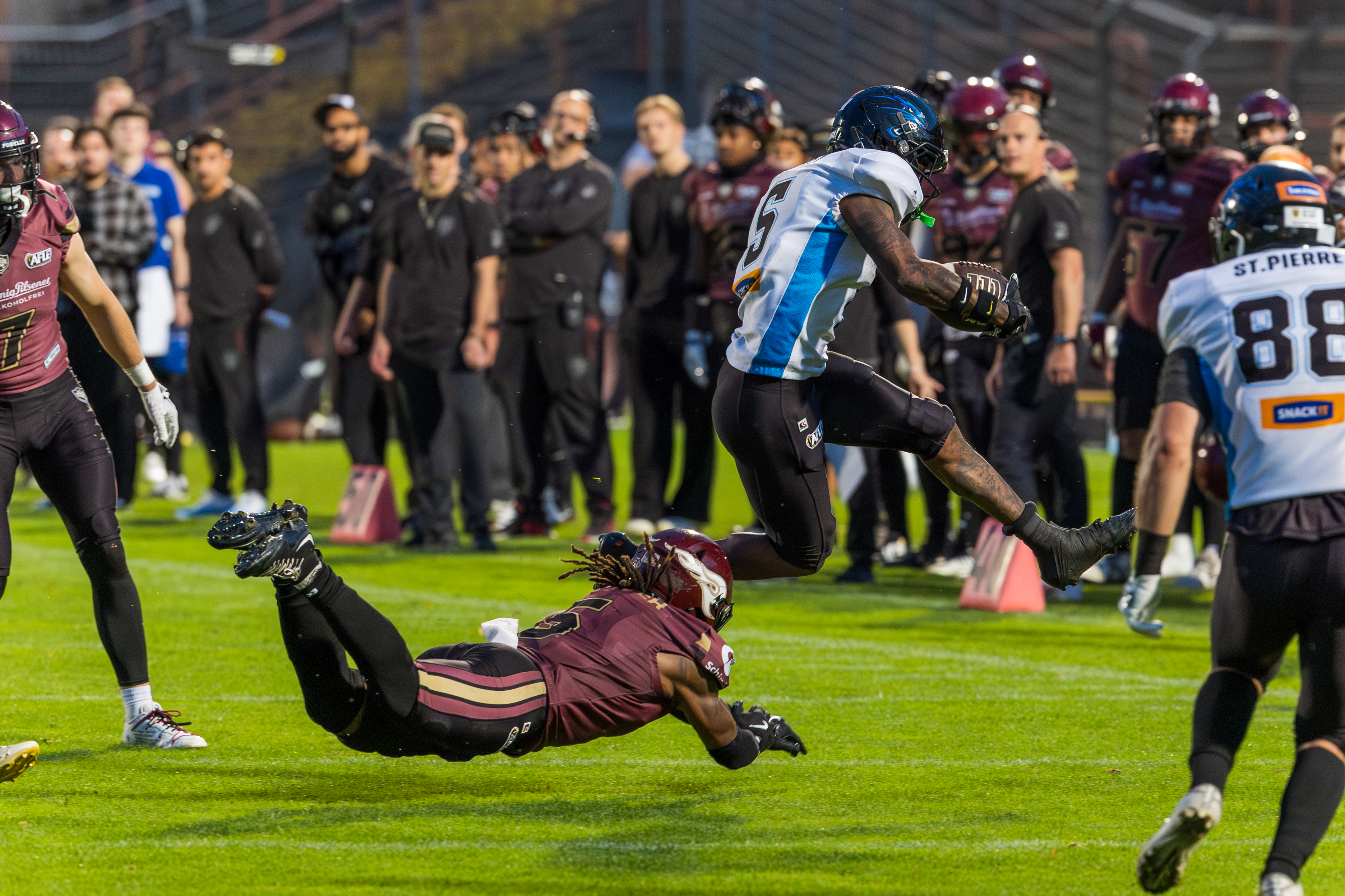 #5 Nazir Streater (Strong Saftey) – Rhein Fire jump to tackle. #5 Michael Harley Jr (Wide Receiver) – Panthers Wroclaw jump high.