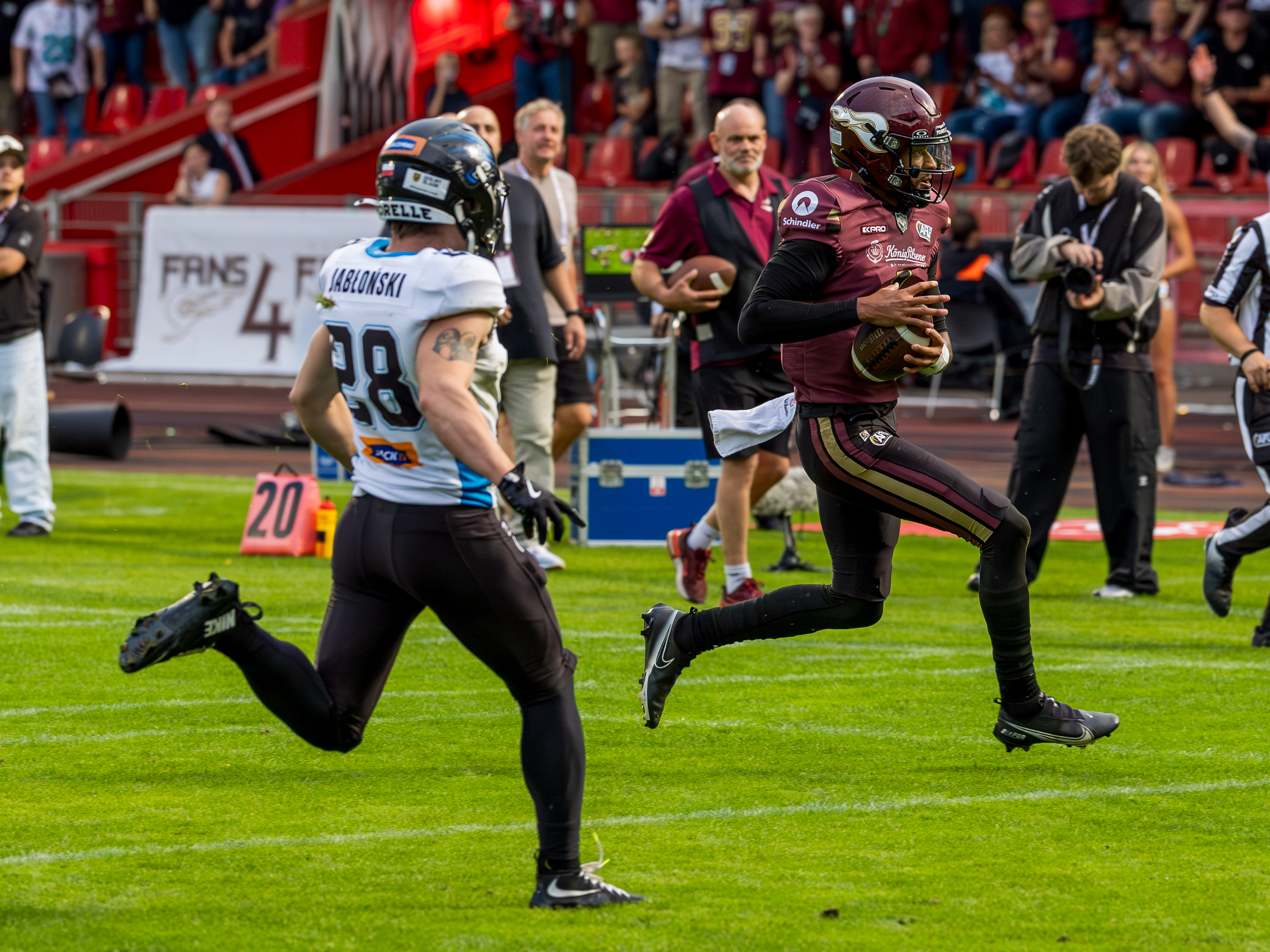 #1 Kenji Bahar (Quarterback) – Rhein Fire run with the ball.