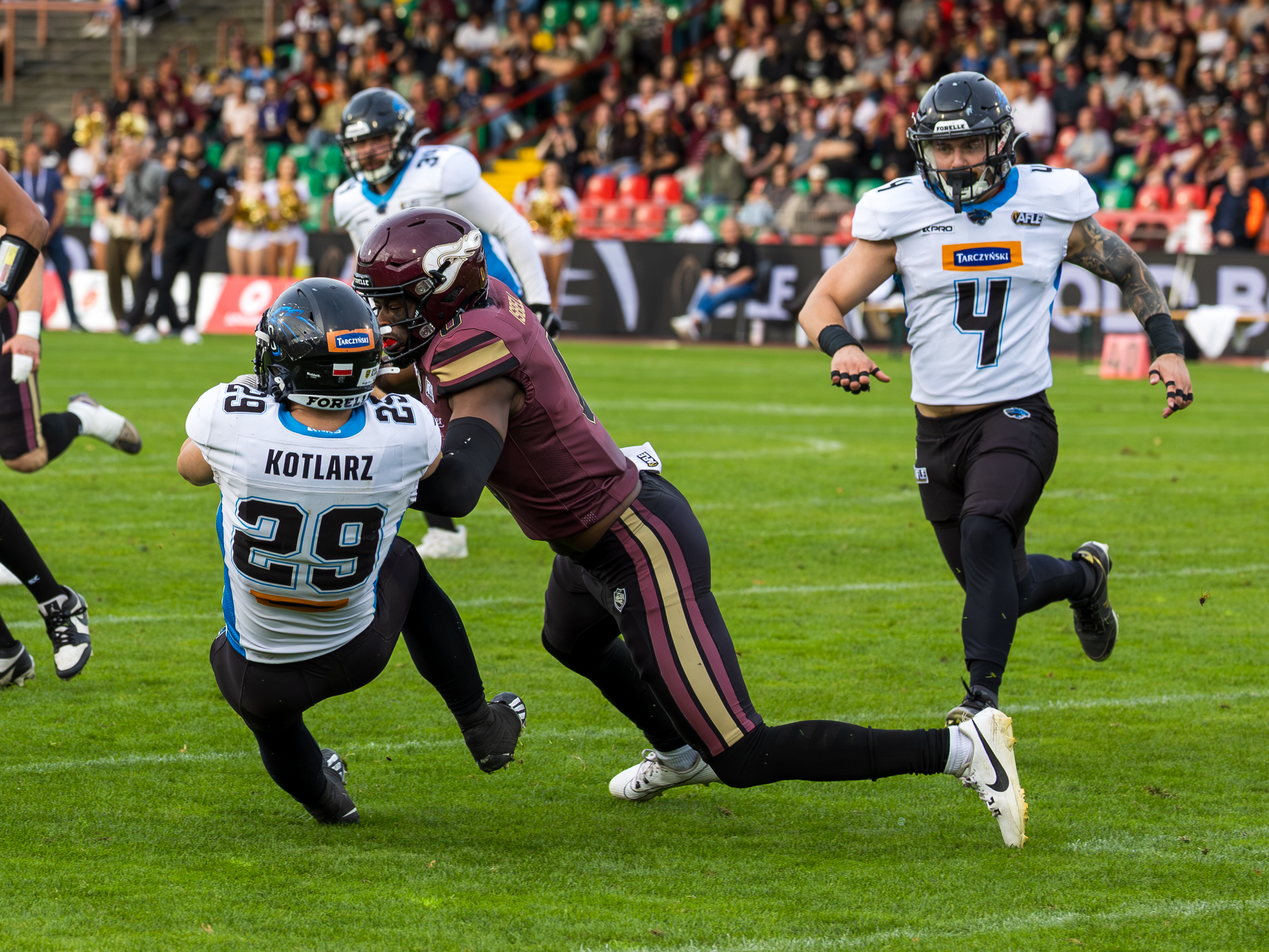 #0 Clayton Isbell (Free Saftey) – Rhein Fire tackle #29 Kamil Kotlarz (Running Back) – Panthers Wroclaw