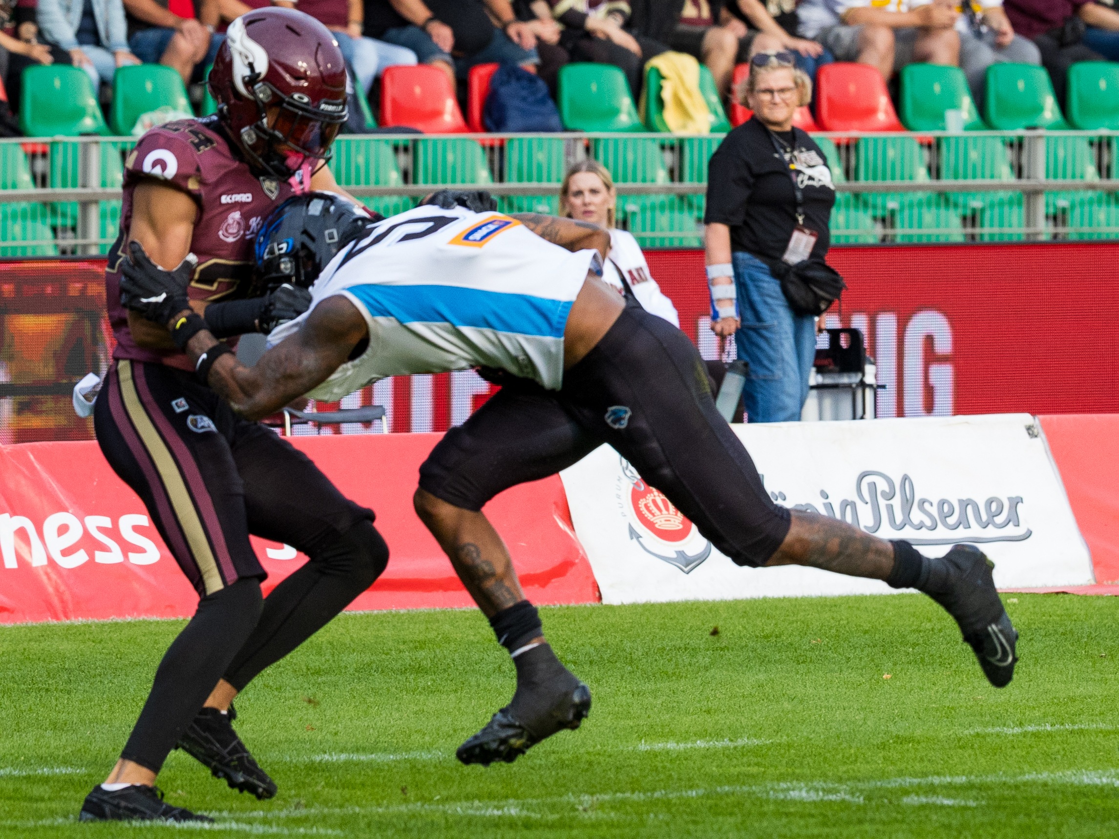 #24 Dereck Onyia (Defensive Back) – Rhein Fire tackle #5 Michael Harley Jr (Wide Receiver) – Panthers Wroclaw