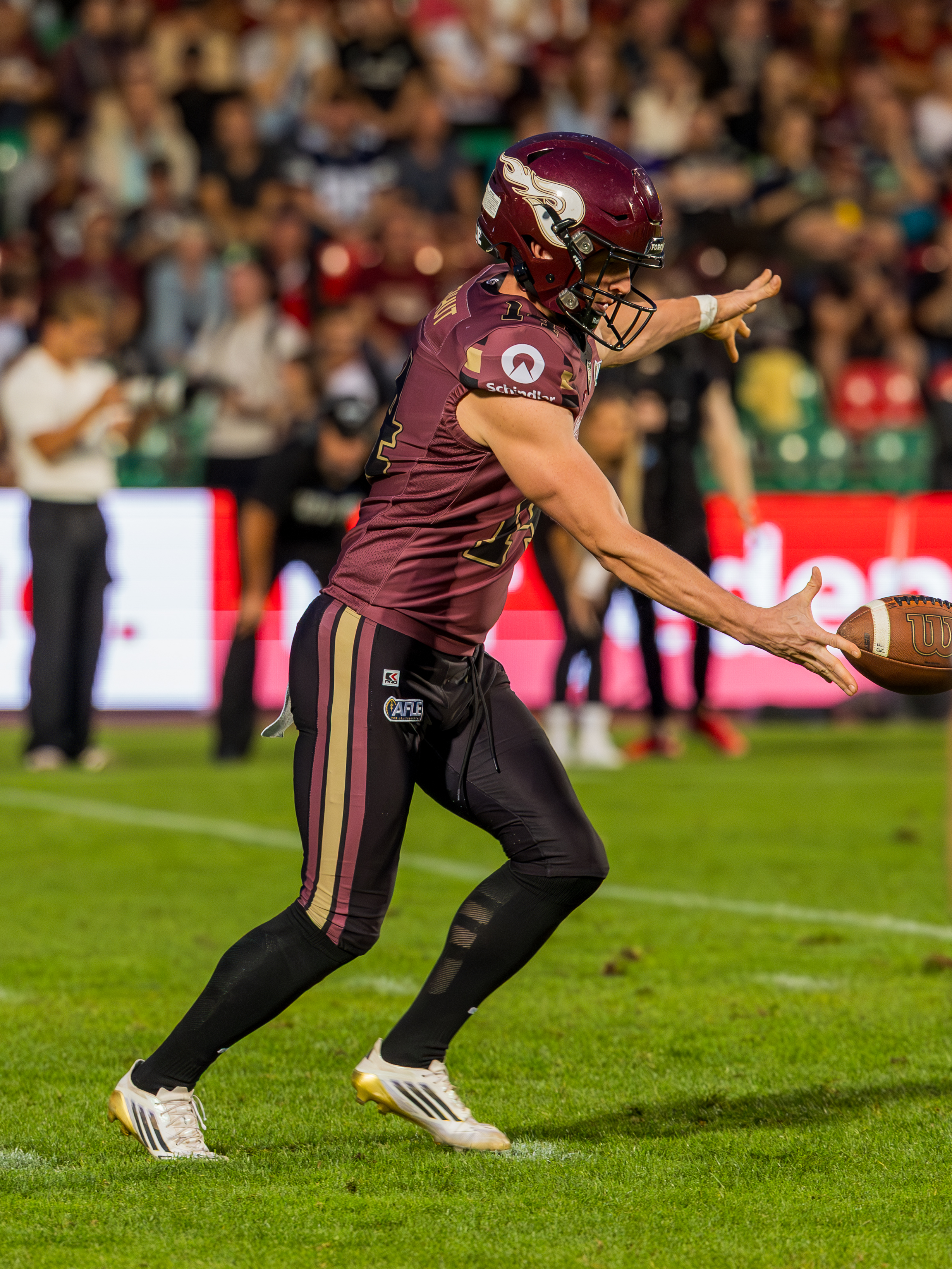 #14 Maximilian Eisenhut (Punter) – Rhein Fire punt the ball.
