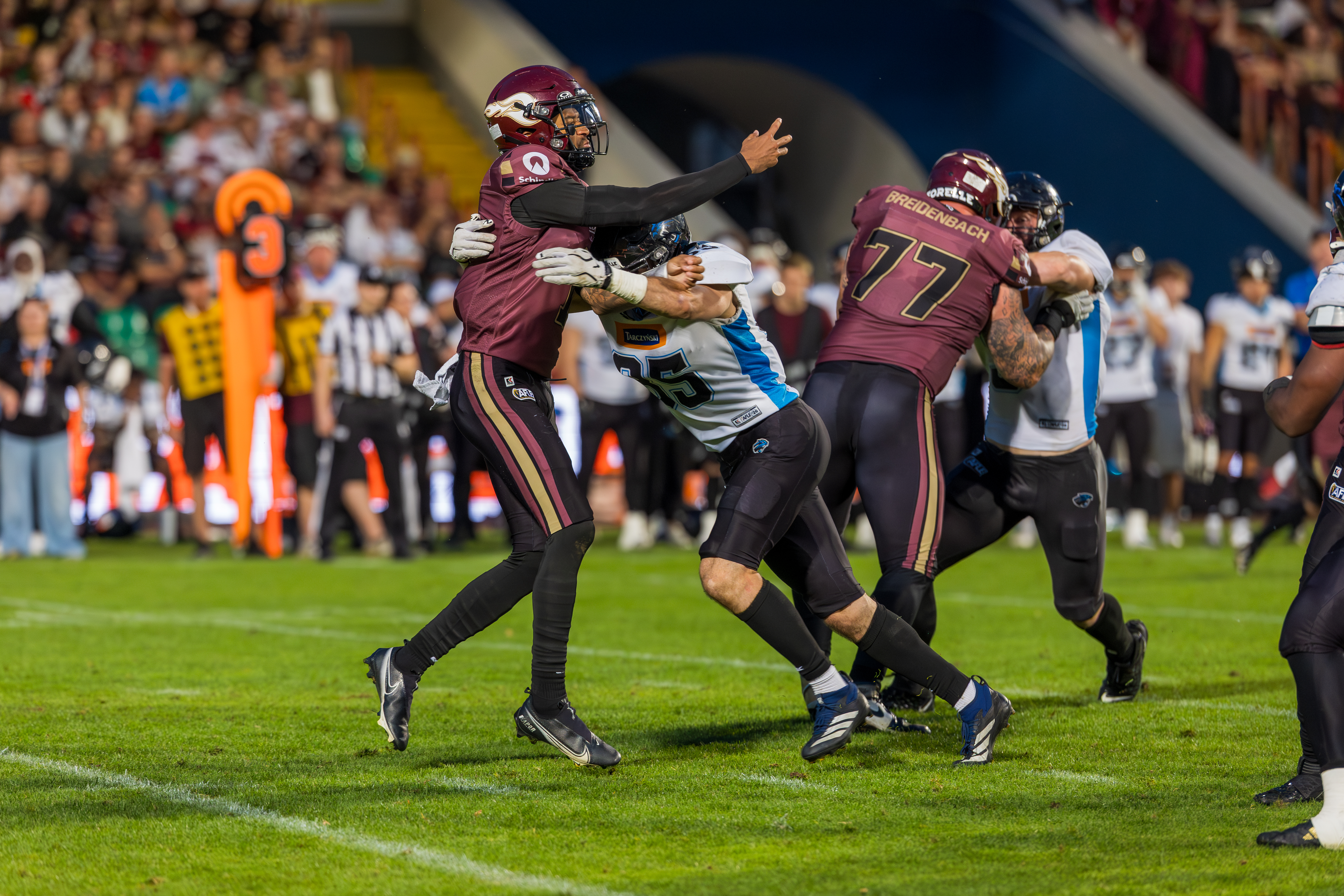 #25 Adam Lary (Cornerback) – Panthers Wroclaw tackle #1 Kenji Bahar (Quarterback) – Rhein Fire