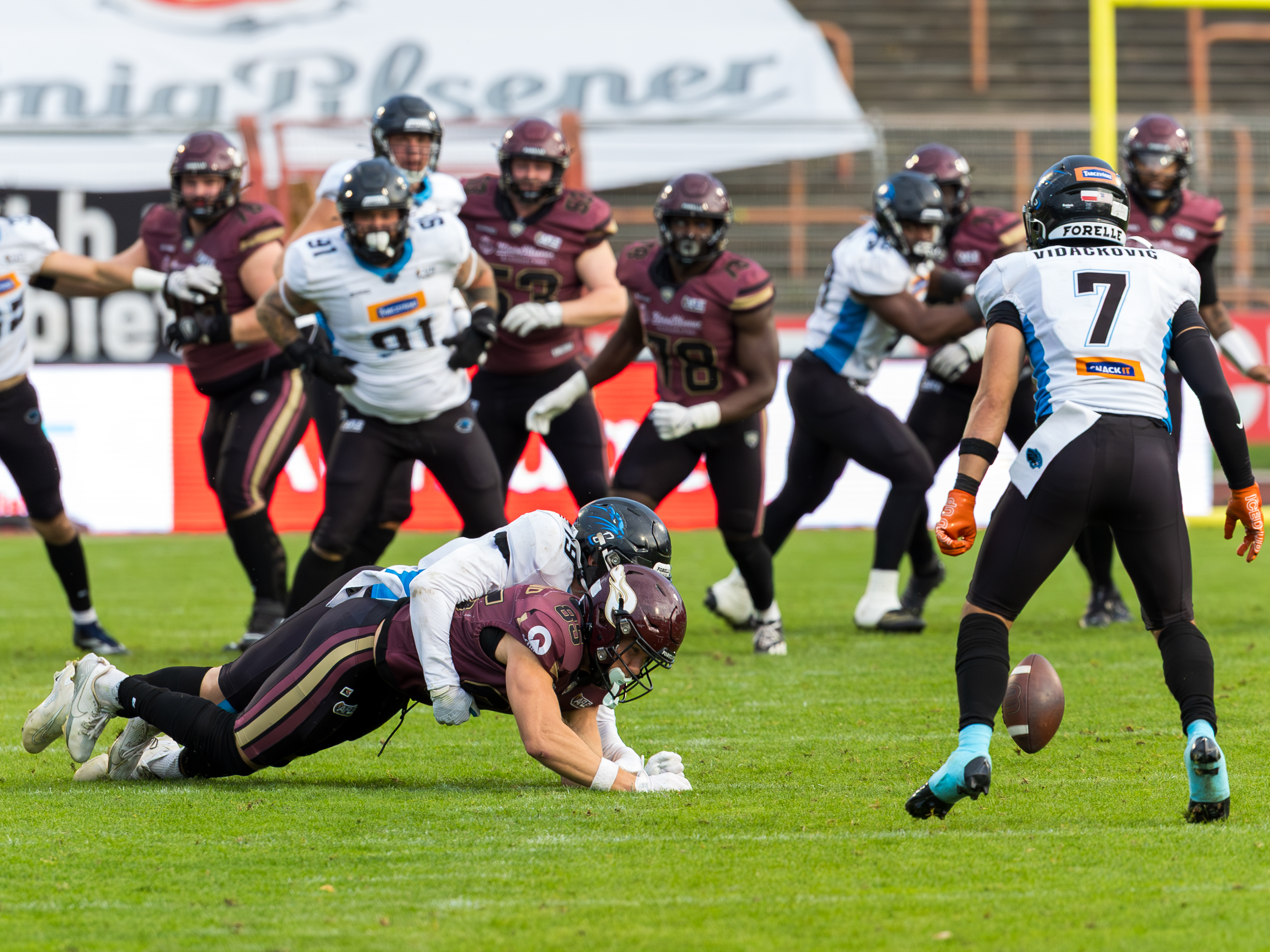 #19 Daniel Piątkowski (Strong Safety) – Panthers Wroclaw tackle #85 Tim Sauerland (Tight End) – Rhein Fire