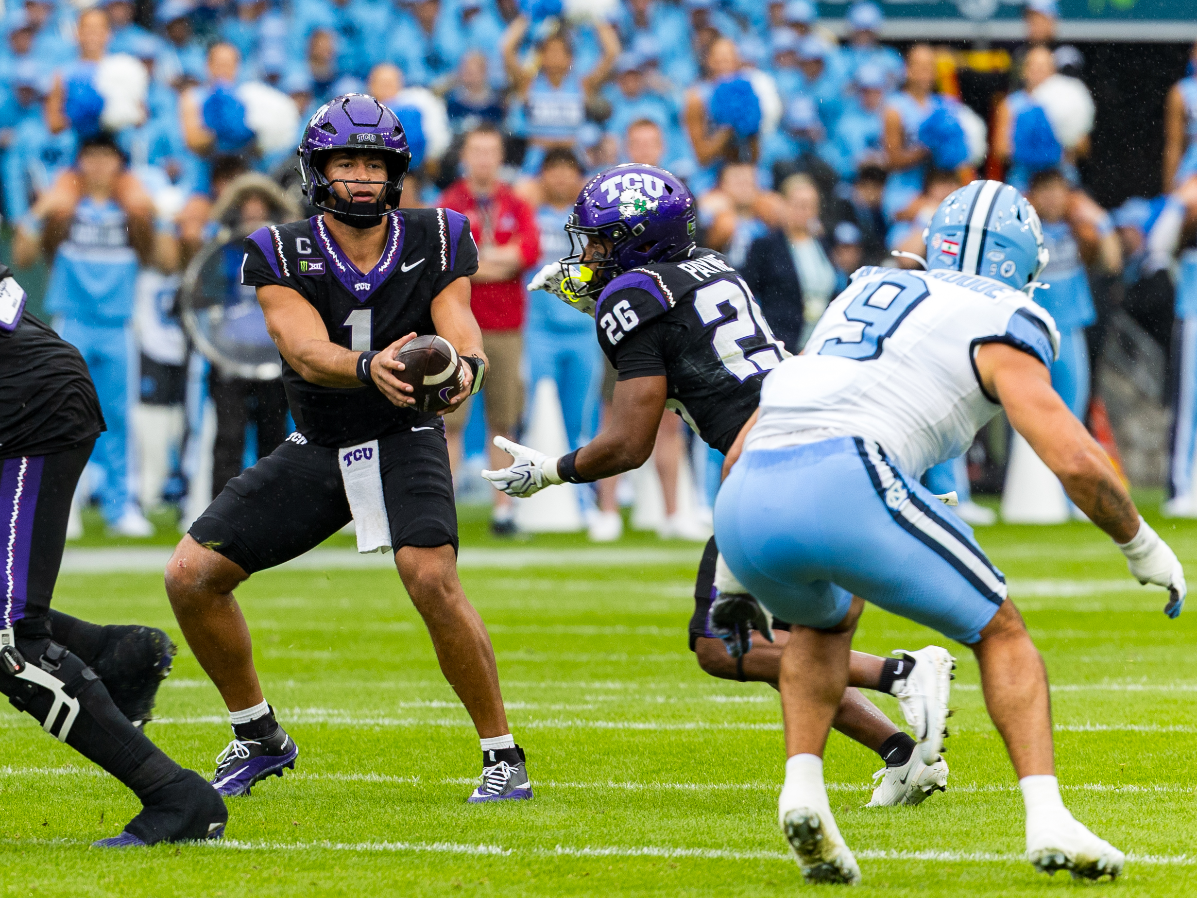 #1 Jaden Craig (QB) TCU Horned Frogs give #26 Jeremy Payne (RB) TCU Horned Frogs the ball.
