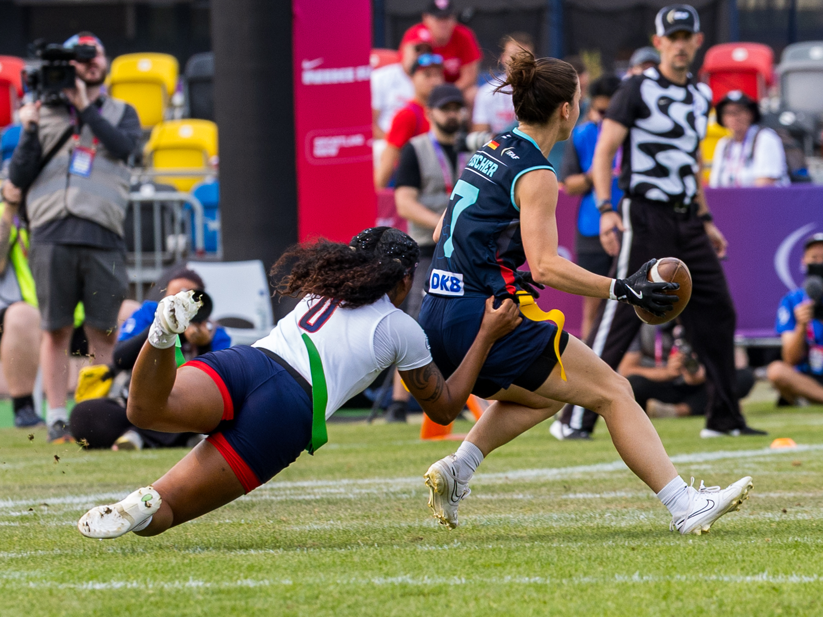 #0 Brooklin Hill (WR/DB) Team USA Women tackle #7 Kyra Fischer (WR/DB) Team Germany Women