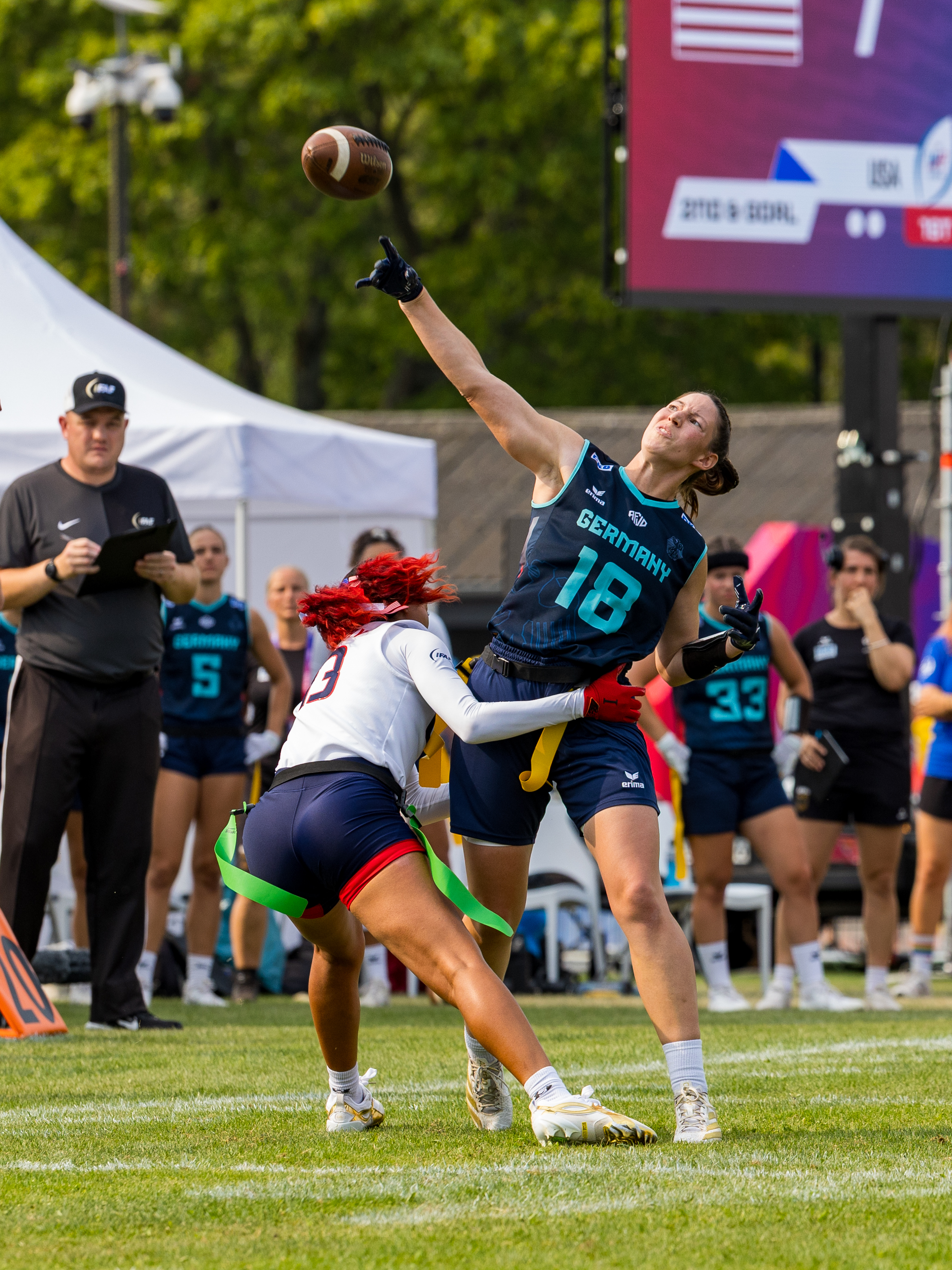 #13 Deliah Autry (LB/DB) Team USA Women to late for a sack. #18 Nora Cermak (QB) Team Germany Women pass the ball.