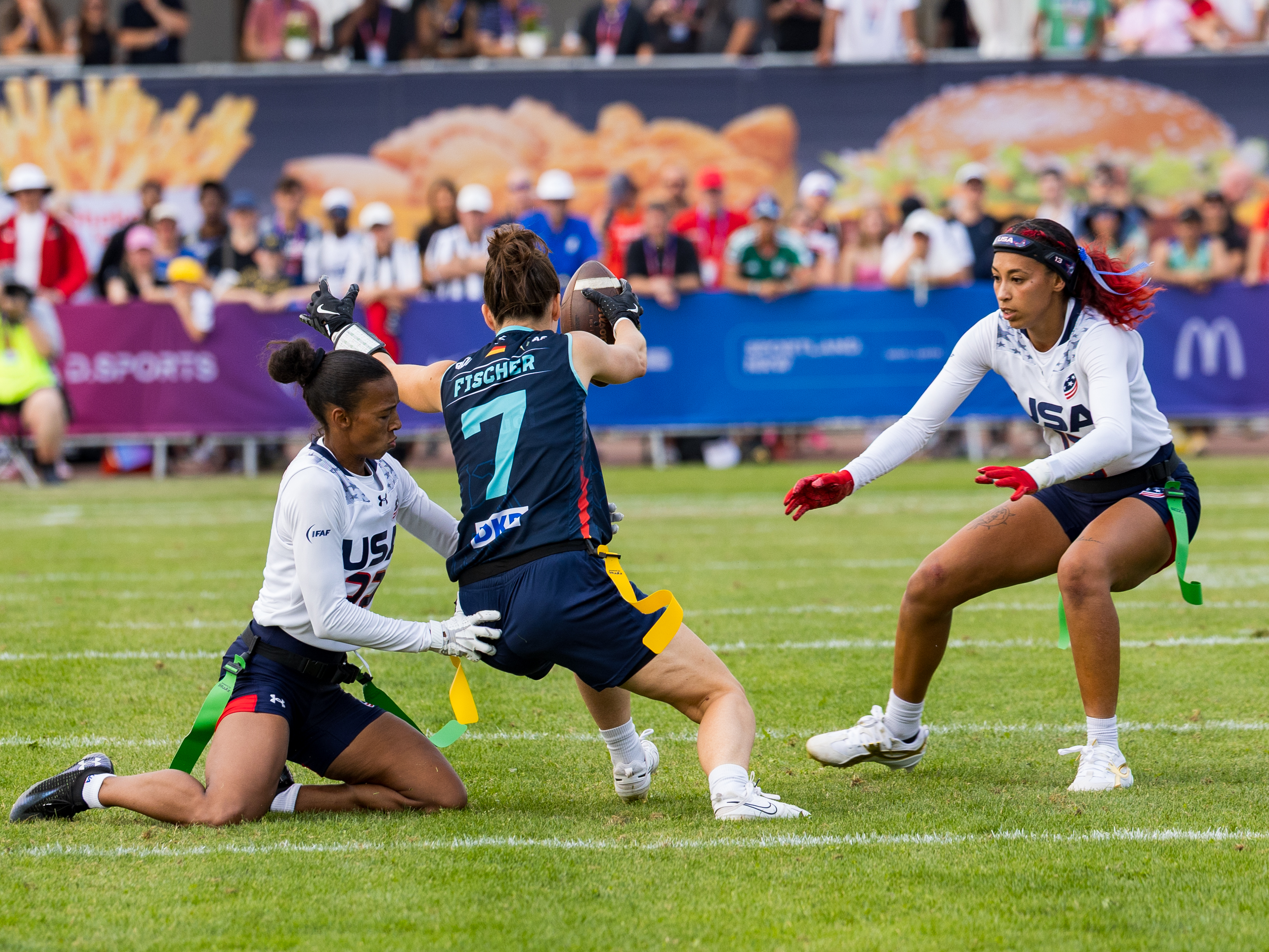 #22 Kendra Meredith (DB/WR) Team USA Women tackle #7 Kyra Fischer (WR/DB) Team Germany Women