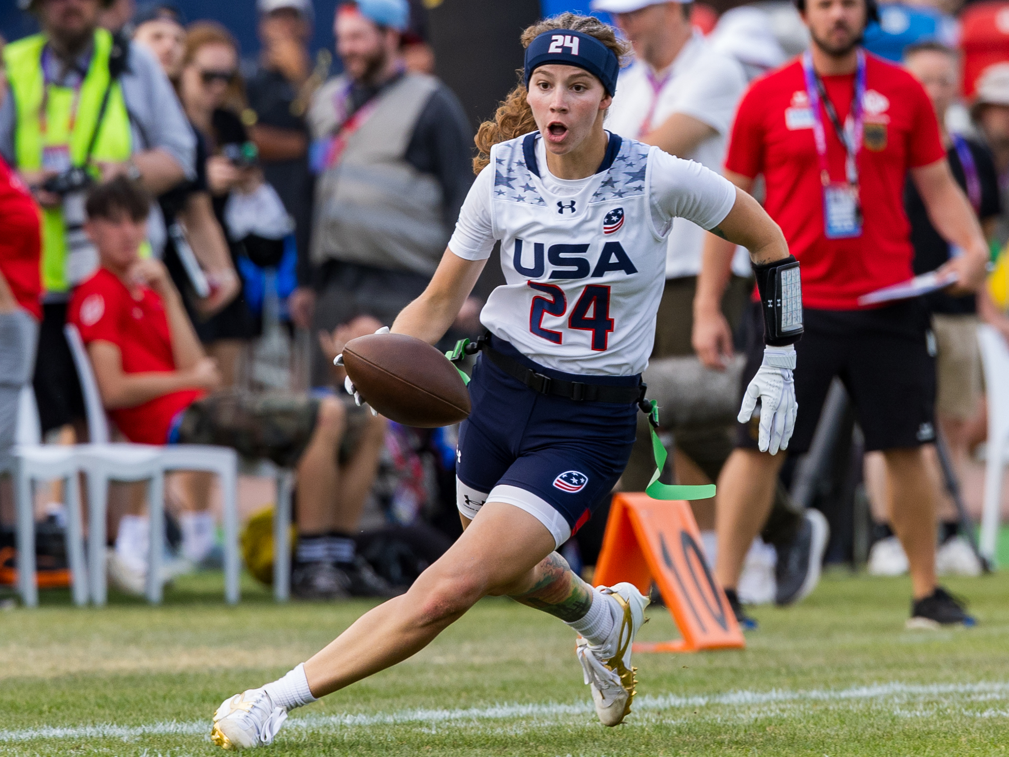 #24 Kennedy Foster (WR/DB) Team USA Women run with the ball.