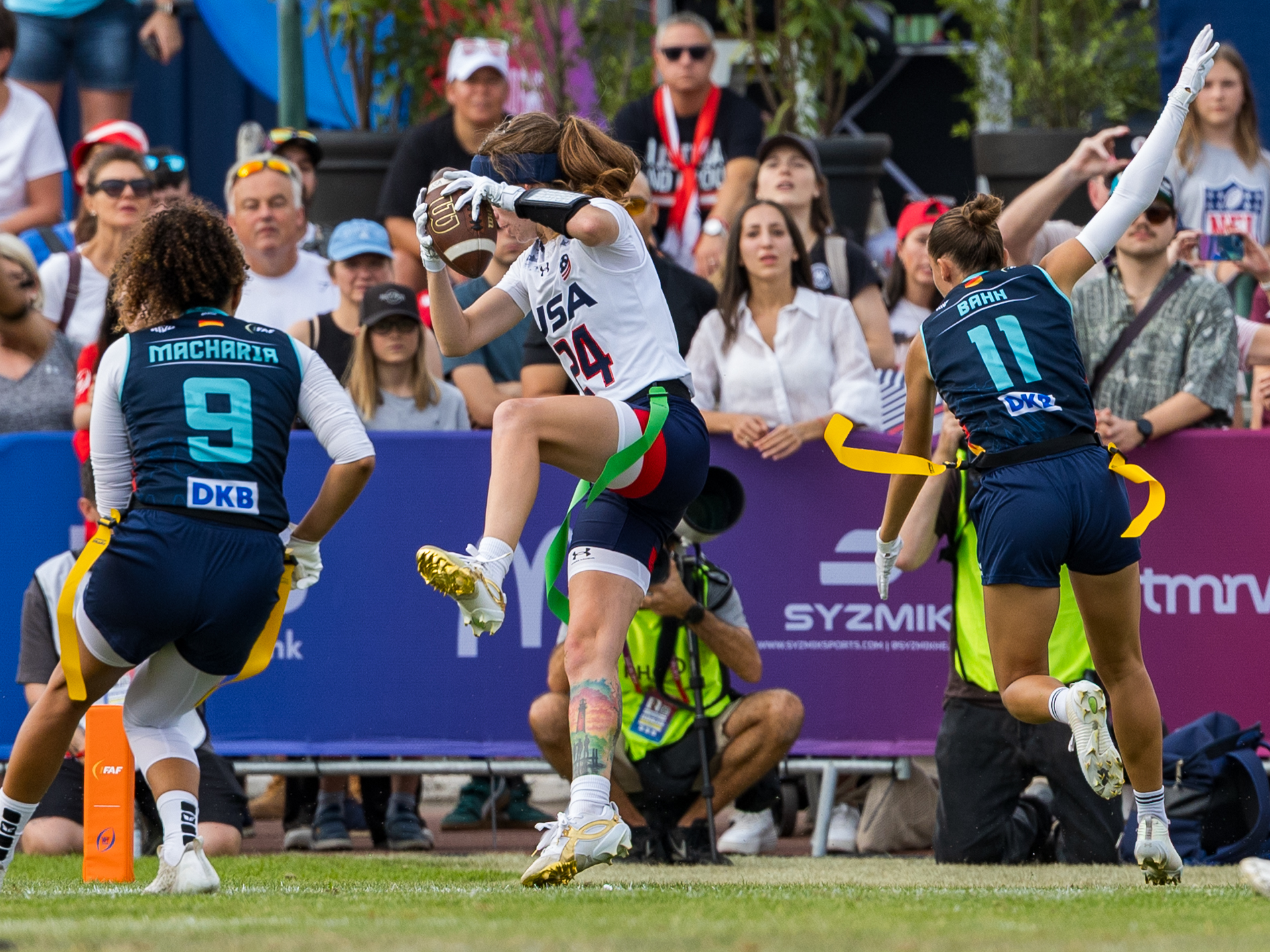 The Catch was good for a extra point from #24 Kennedy Foster (WR/DB) Team USA Women