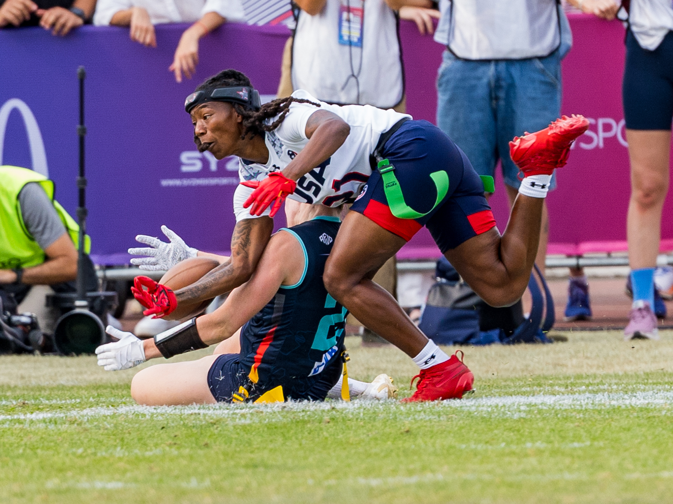 Inkomplett pass to #2 Anne Streil (DE) Team Germany Women. Pass deflektet from #13 Deliah Autry (LB/DB) Team USA Women Team Germany Women vs Team USA Women, Flag Football , IFAF, WM, 2026, 13.08-16.08.26,