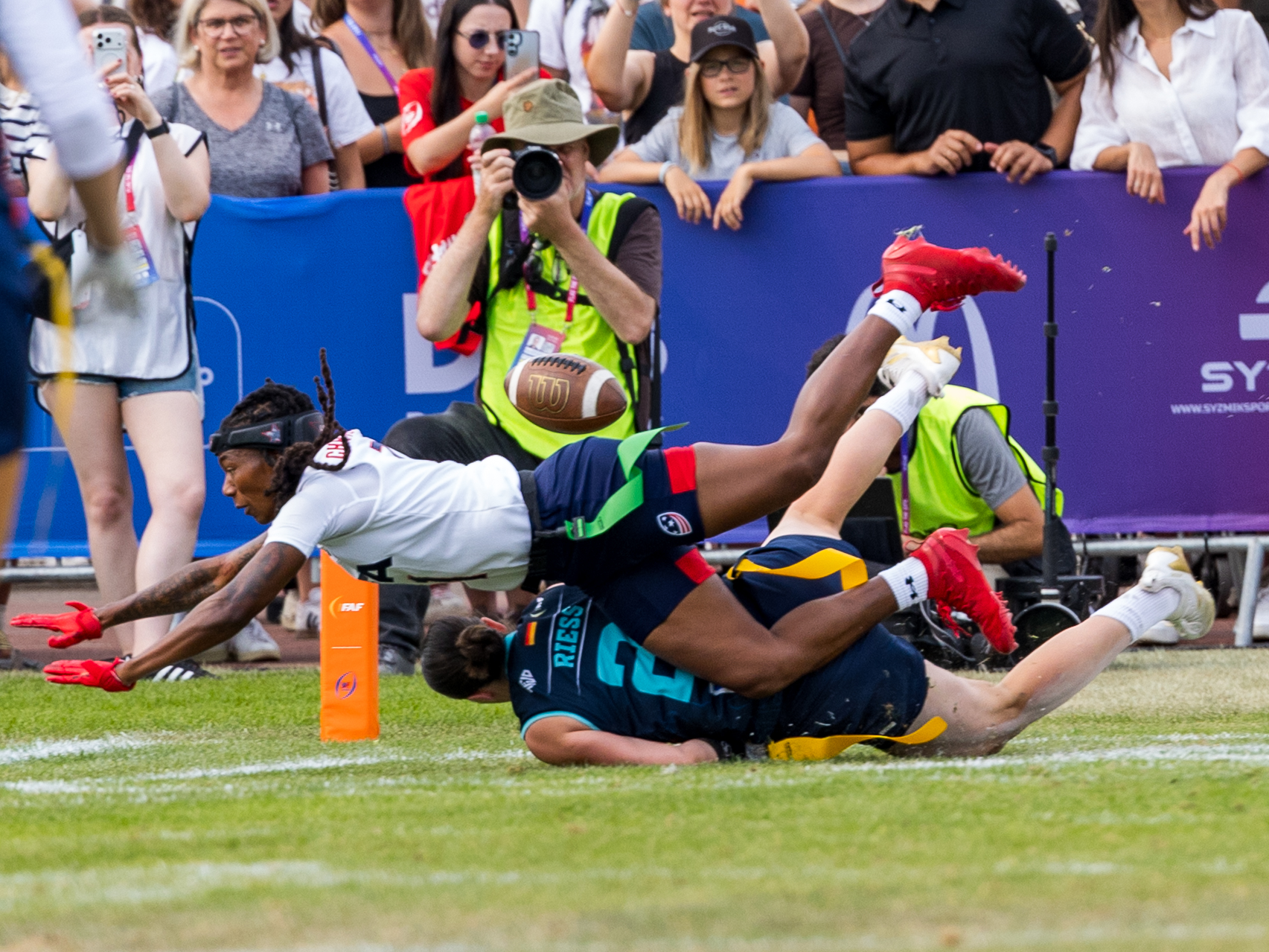 Inkomplett pass to #2 Anne Streil (DE) Team Germany Women. Pass deflektet from #13 Deliah Autry (LB/DB) Team USA Women