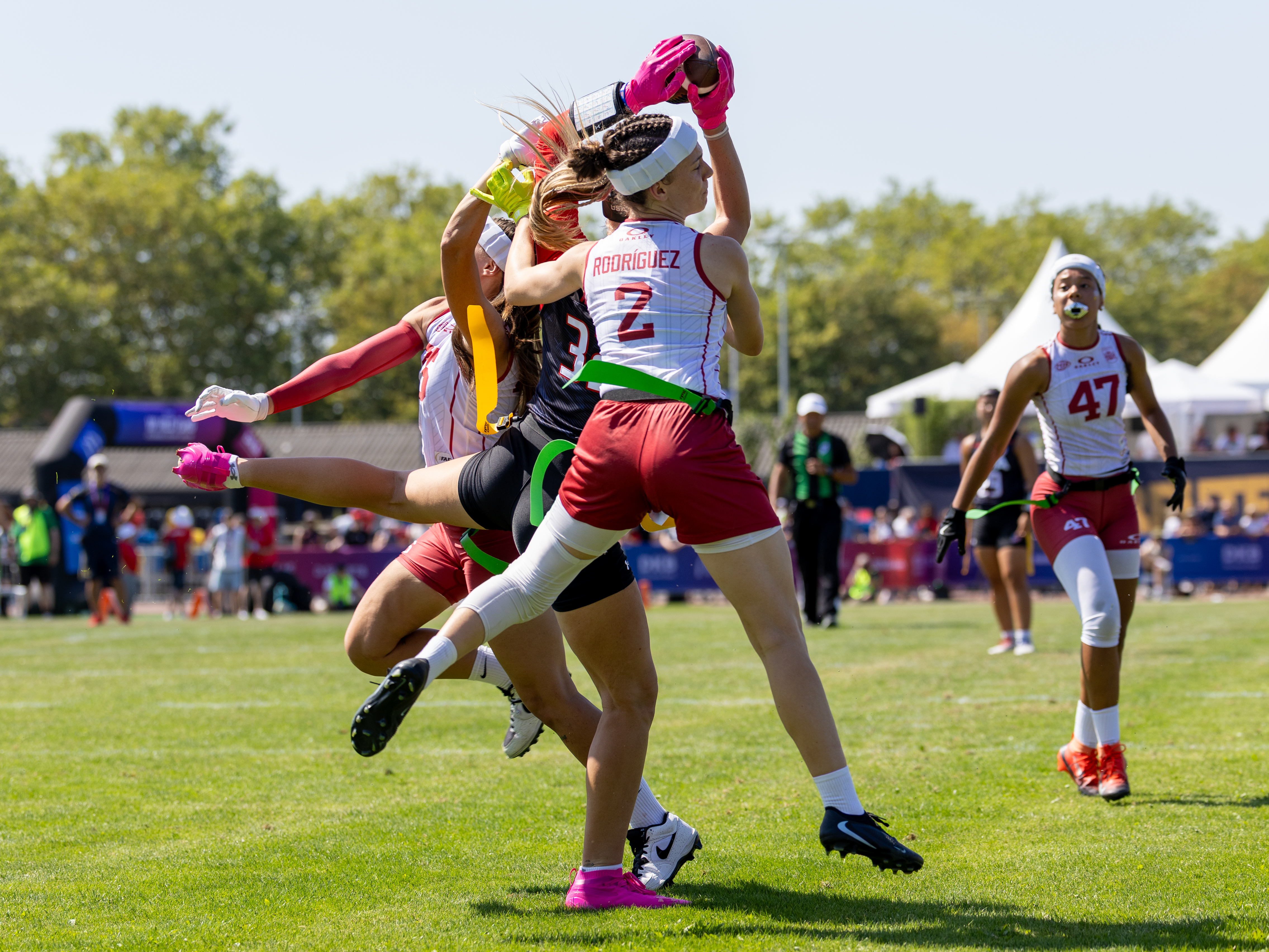 #32 Ashlea Klam (C/S) Team USA Women catch the ball in the air. #2 Alma Rodríguez Requena (DB) Team Spain no chance to interception