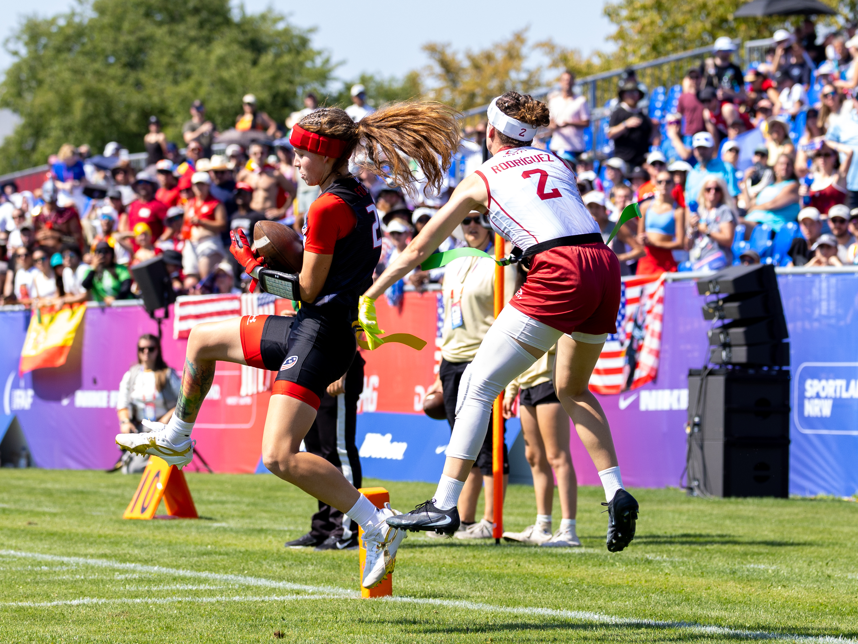 #2 Alma Rodríguez Requena (DB) no chance to tackle. #24 Kennedy Foster (WR/DB) Team USA Women catch the ball in the air for a touchdown.