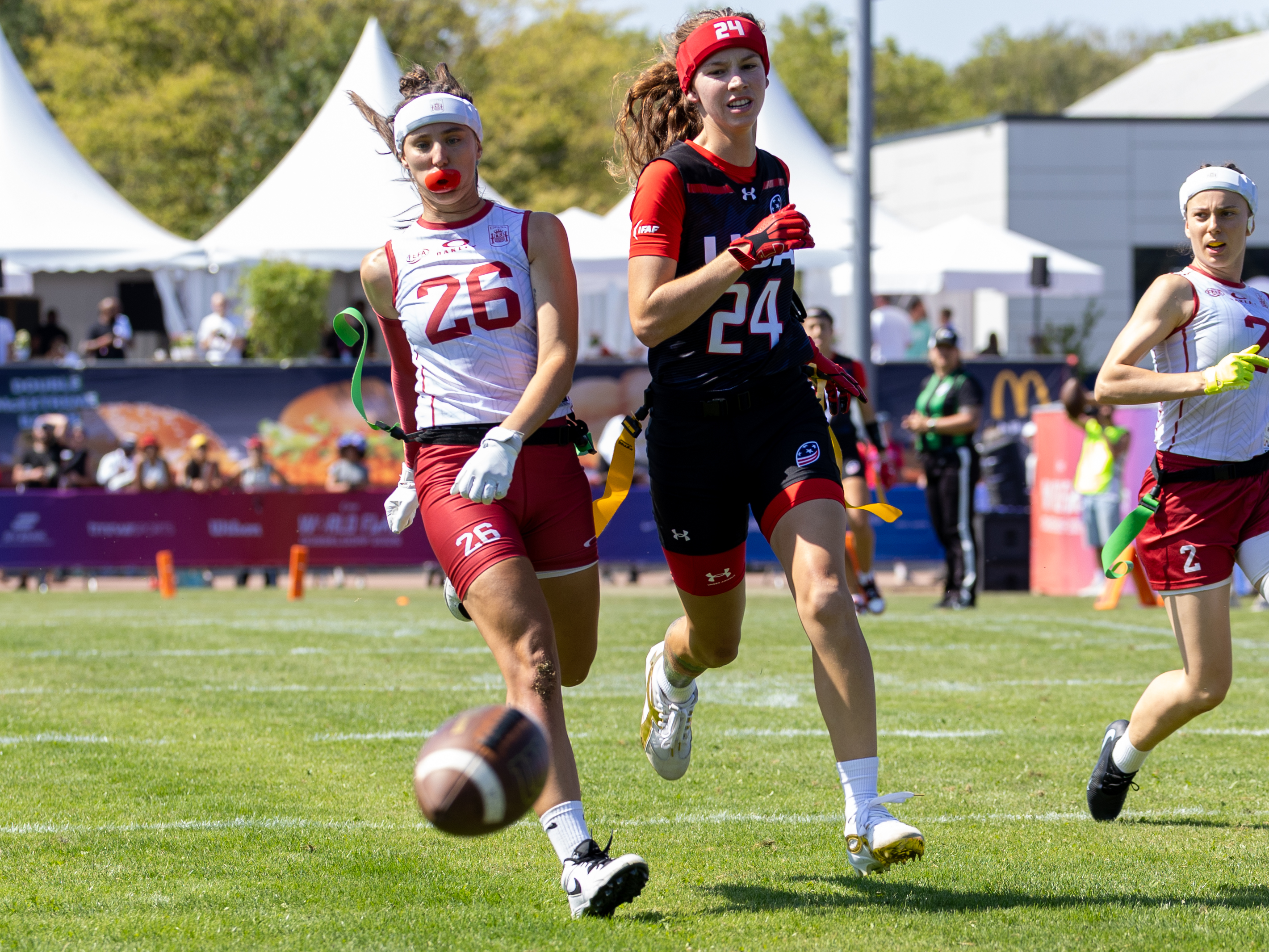 #26 Laia Girona Oriol (DB) Team Spain Women and #24 Kennedy Foster (WR/DB) Team USA Women no chance to catch the ball.