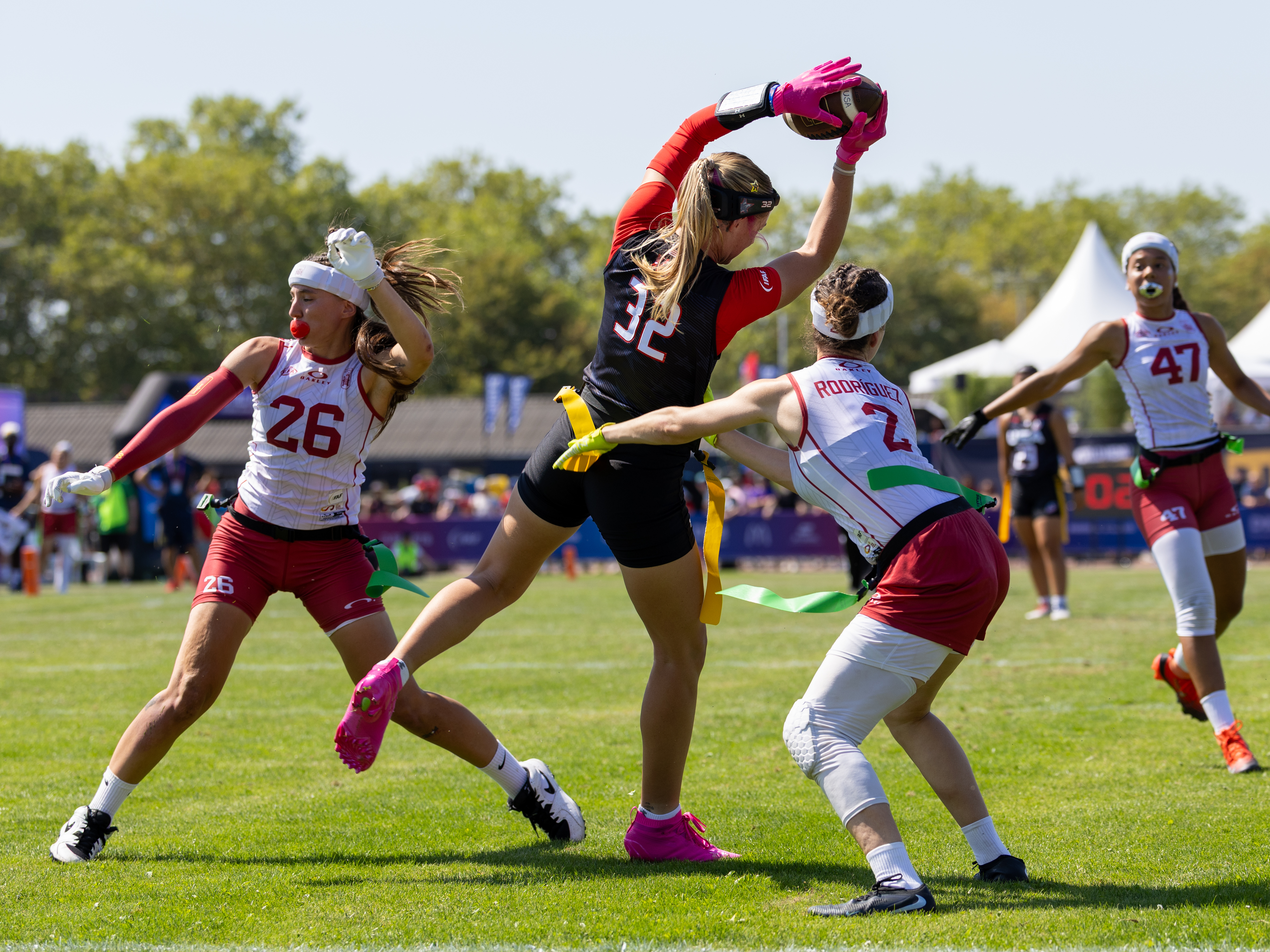 #32 Ashlea Klam (C/S) Team USA Women catch the ball. #2 Alma Rodríguez Requena (DB) Team Spain Women catch the flag.