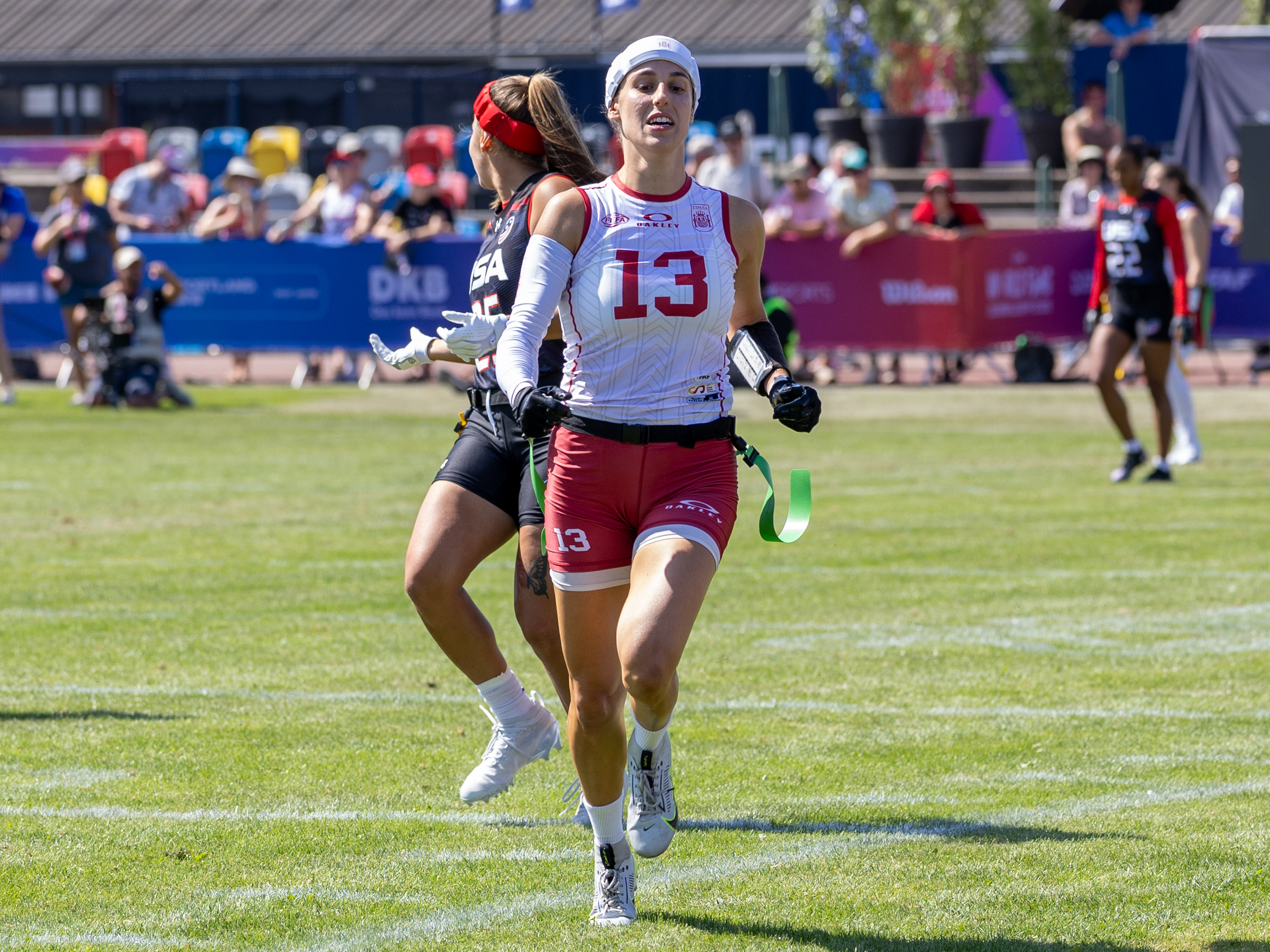 No chance to catch the ball from #13 Sara Villagrasa Clemente (WR)