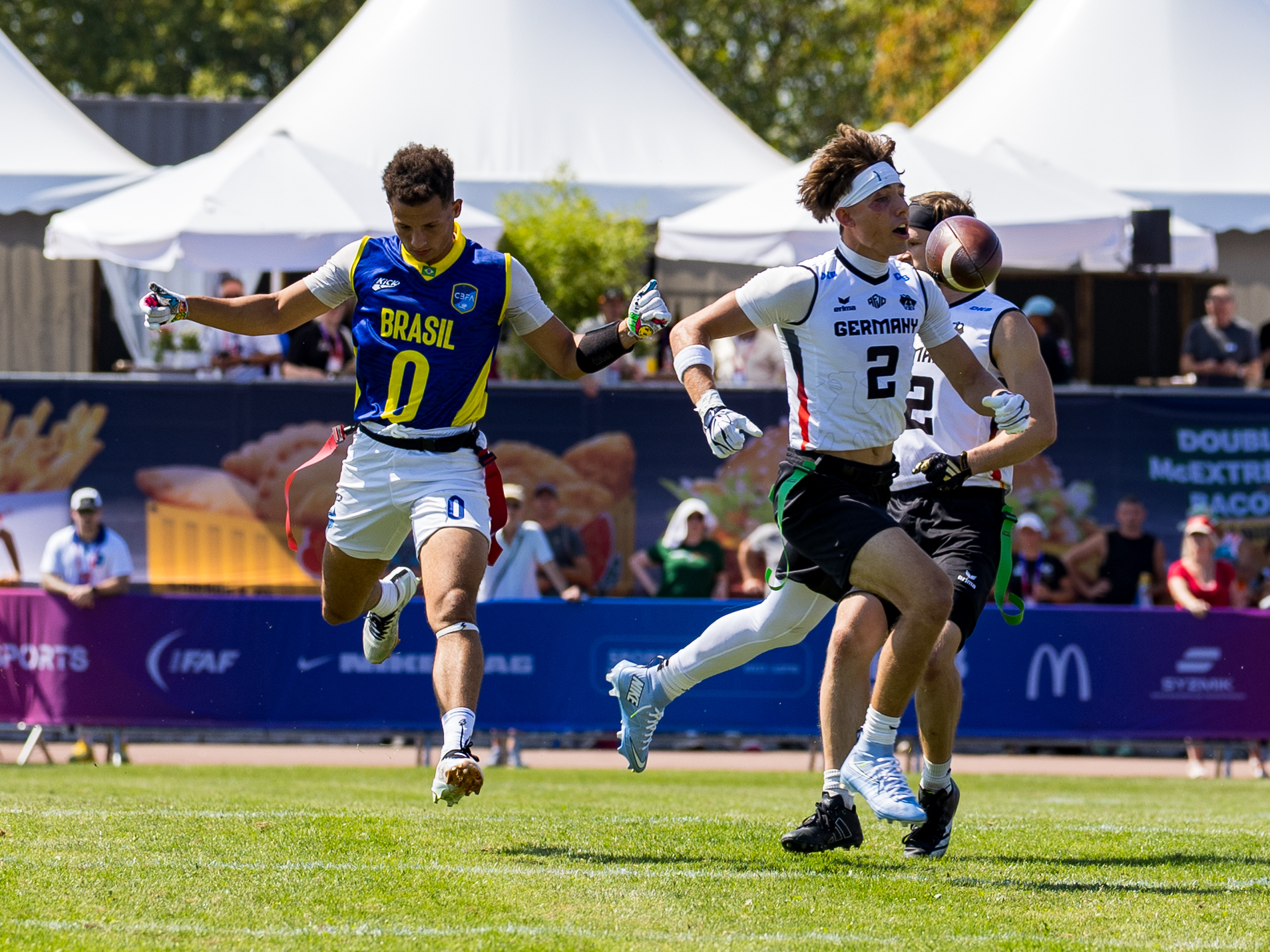 Inkomplett pass #2 Adner Sanches Ladeira (WR) Team Brazil Me. #2 Moritz Kulenovic (DB) Team Germany Men to late for a interception