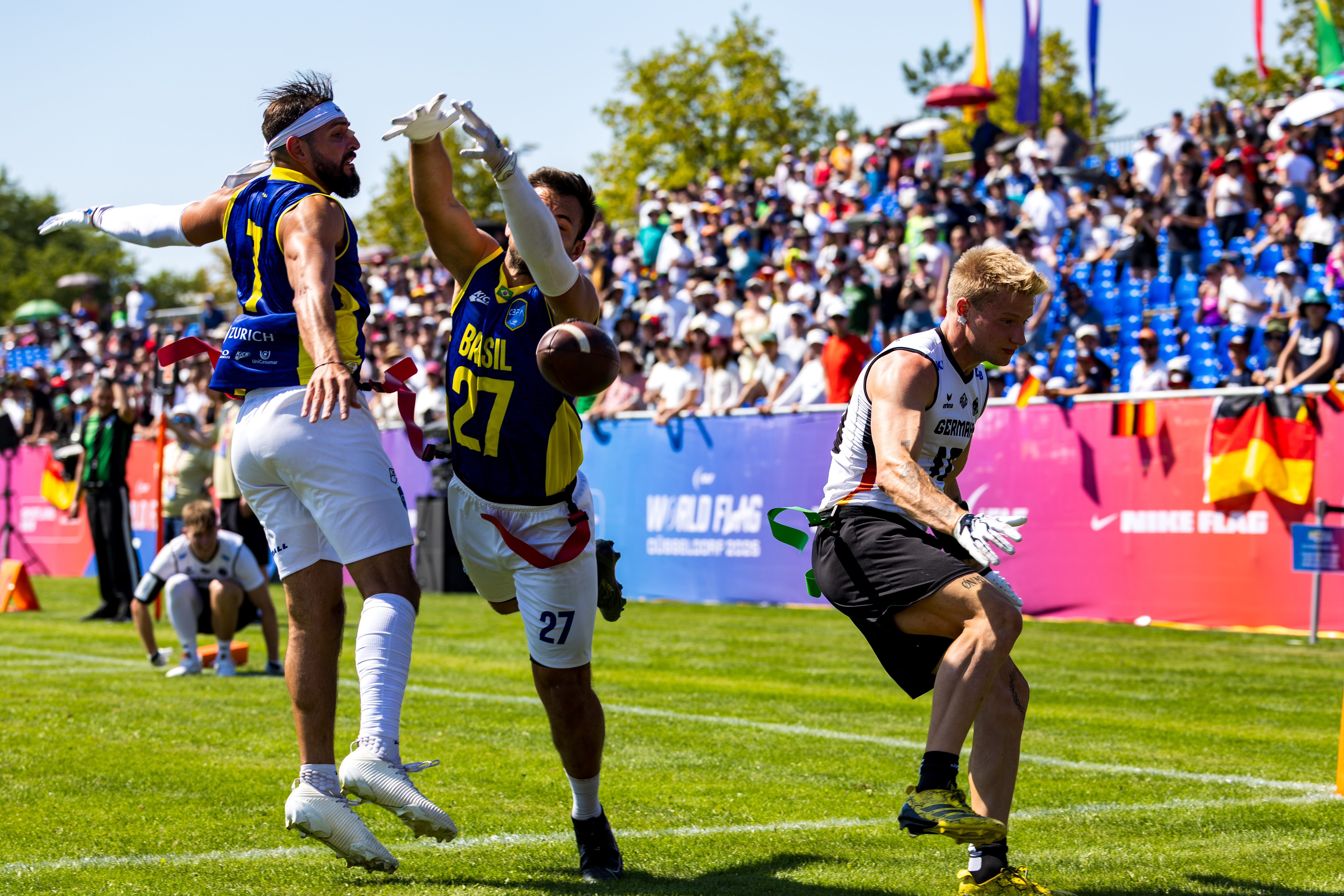 Inkomplette pass to #10 Ben Fröhlich (WR) Team Germany Men. #7 Edmar Dos Santos (DB) Team Brazil Me and #27 Lucas José de Almeida Gonçalves (WR) Team Brazil Me no chance to a interception