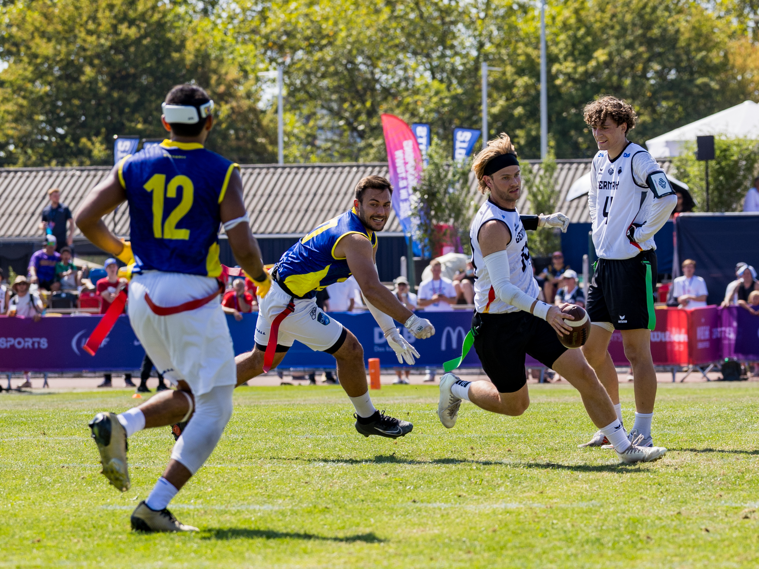 #27 Lucas José de Almeida Gonçalves (WR) Team Brazil Me to late. #14 Philipp Marco Klein (QB) Team Germany Men run with the ball.