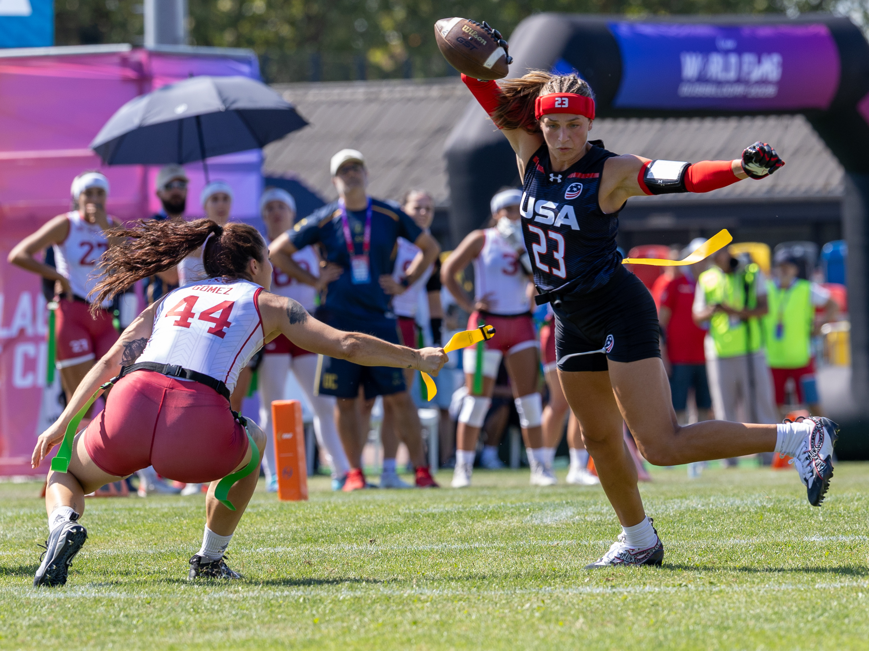 #44 Cristina Gómez Pérez (DB) Team Spain Women catcht the flag from #23 Isabella Geraci (WR/S) Team USA Women