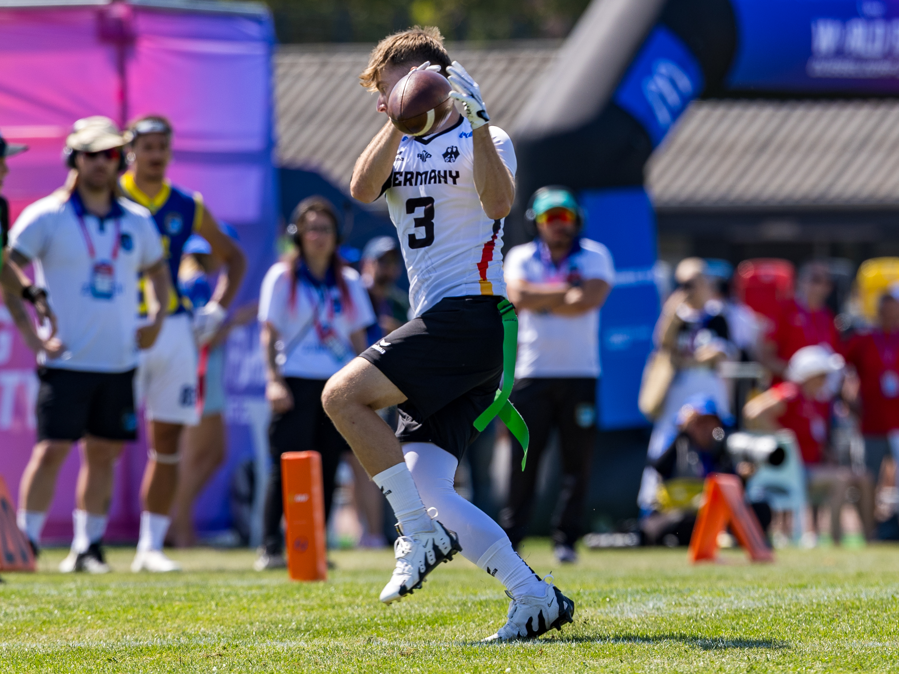 #3 Justin Schlesinger (WR) Team Germany Men catch the ball.