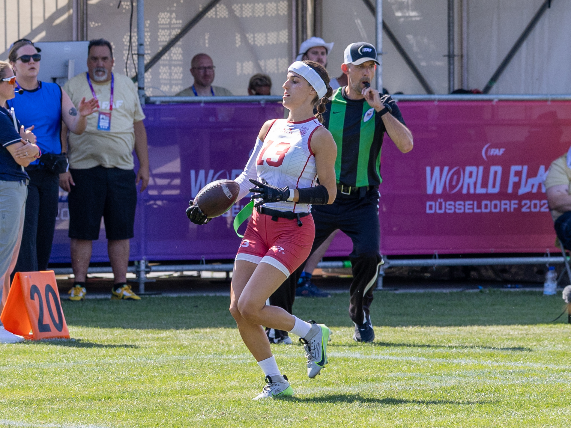 Komplett pass to #13 Sara Villagrasa Clemente (WR)
